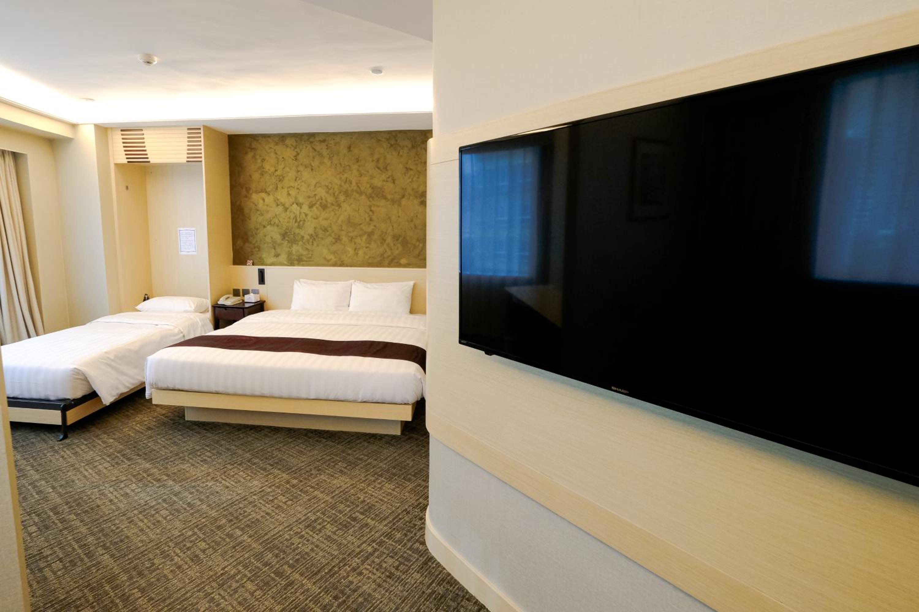 Premier Studio - King Bed with open area photo 2