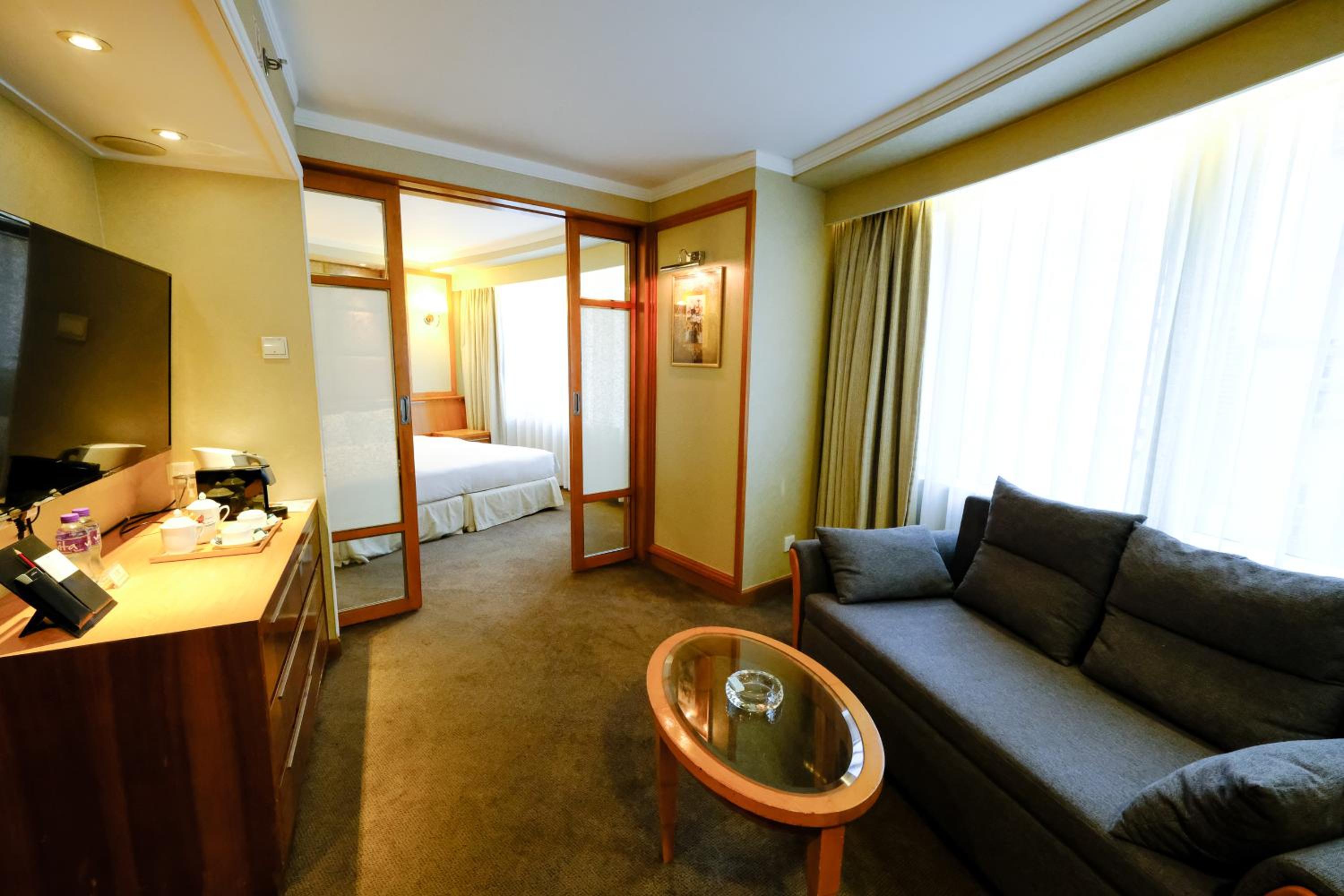 Standard Studio - King Bed with open area photo 1