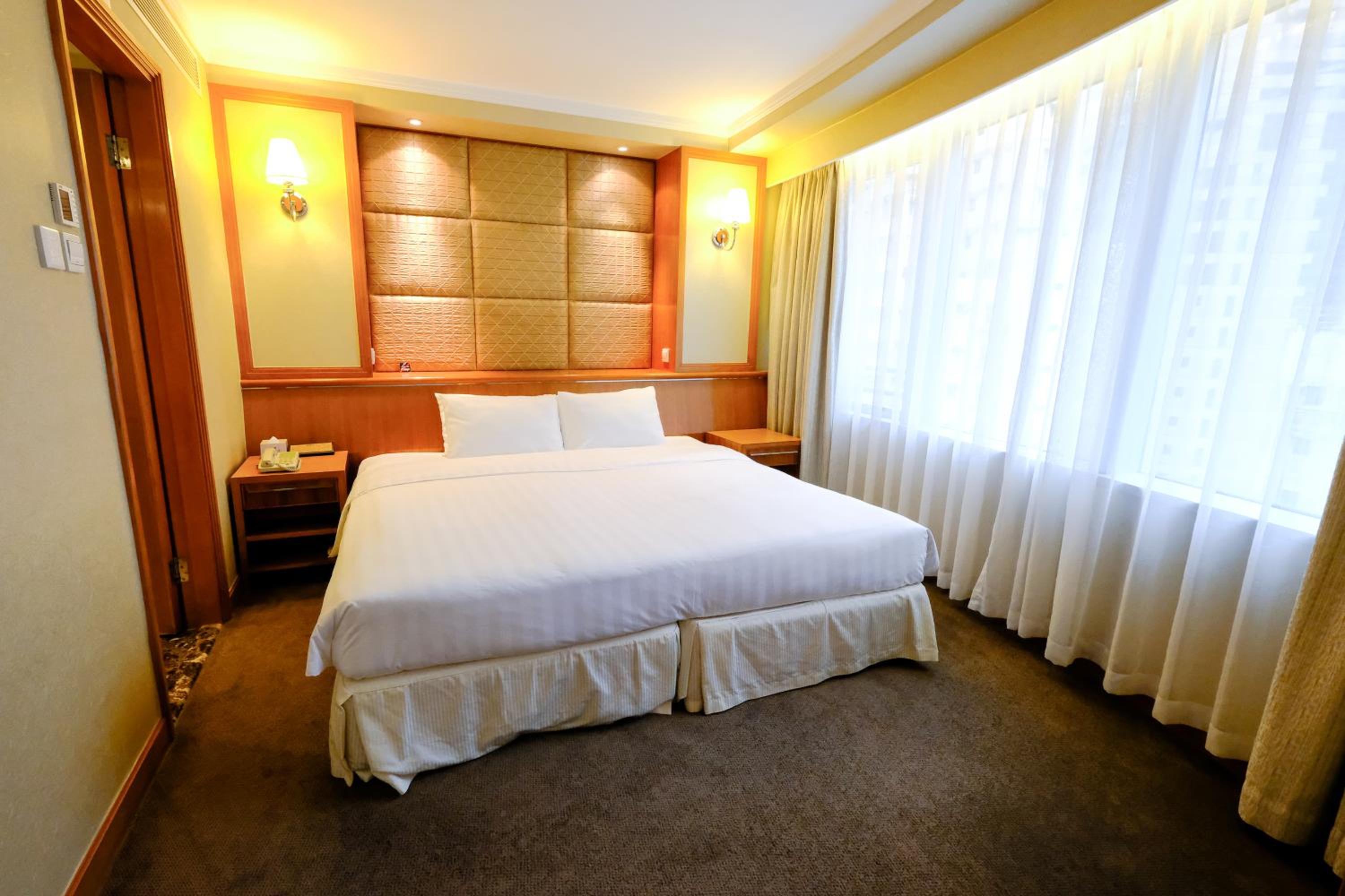 Standard Studio - King Bed with open area photo 2
