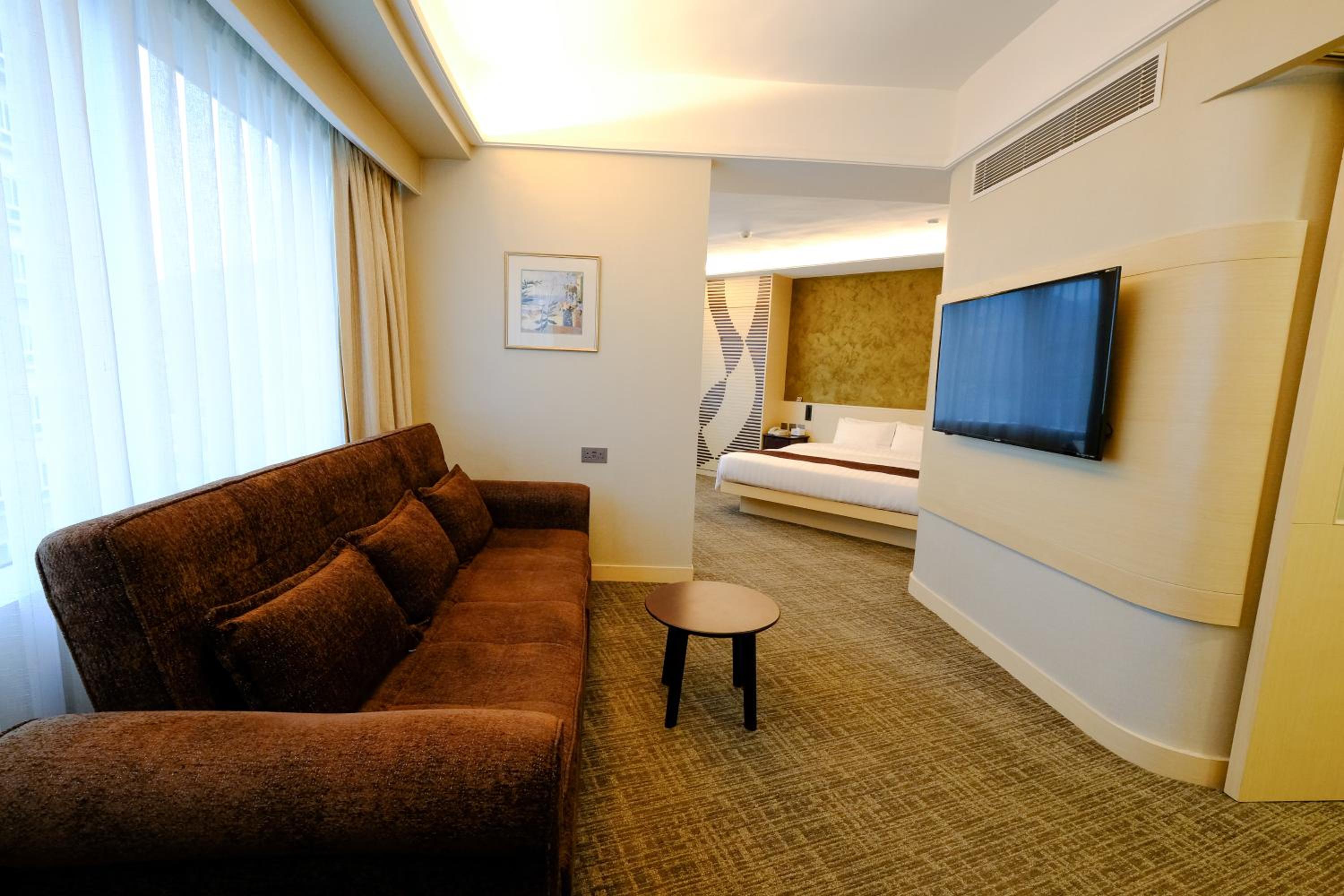 Premier Studio - King Bed with open area photo 1