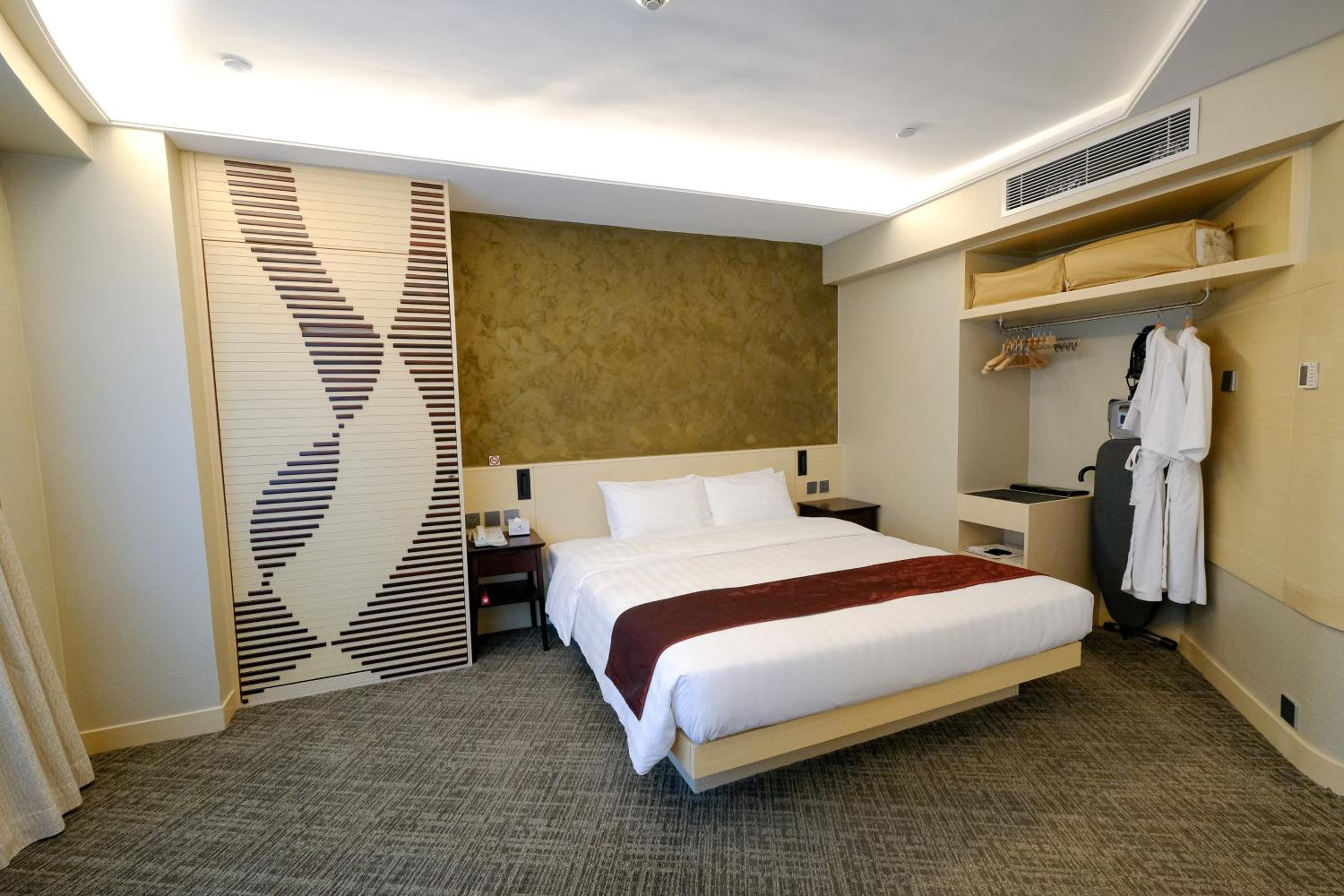 Premier Studio - King Bed with open area photo 3