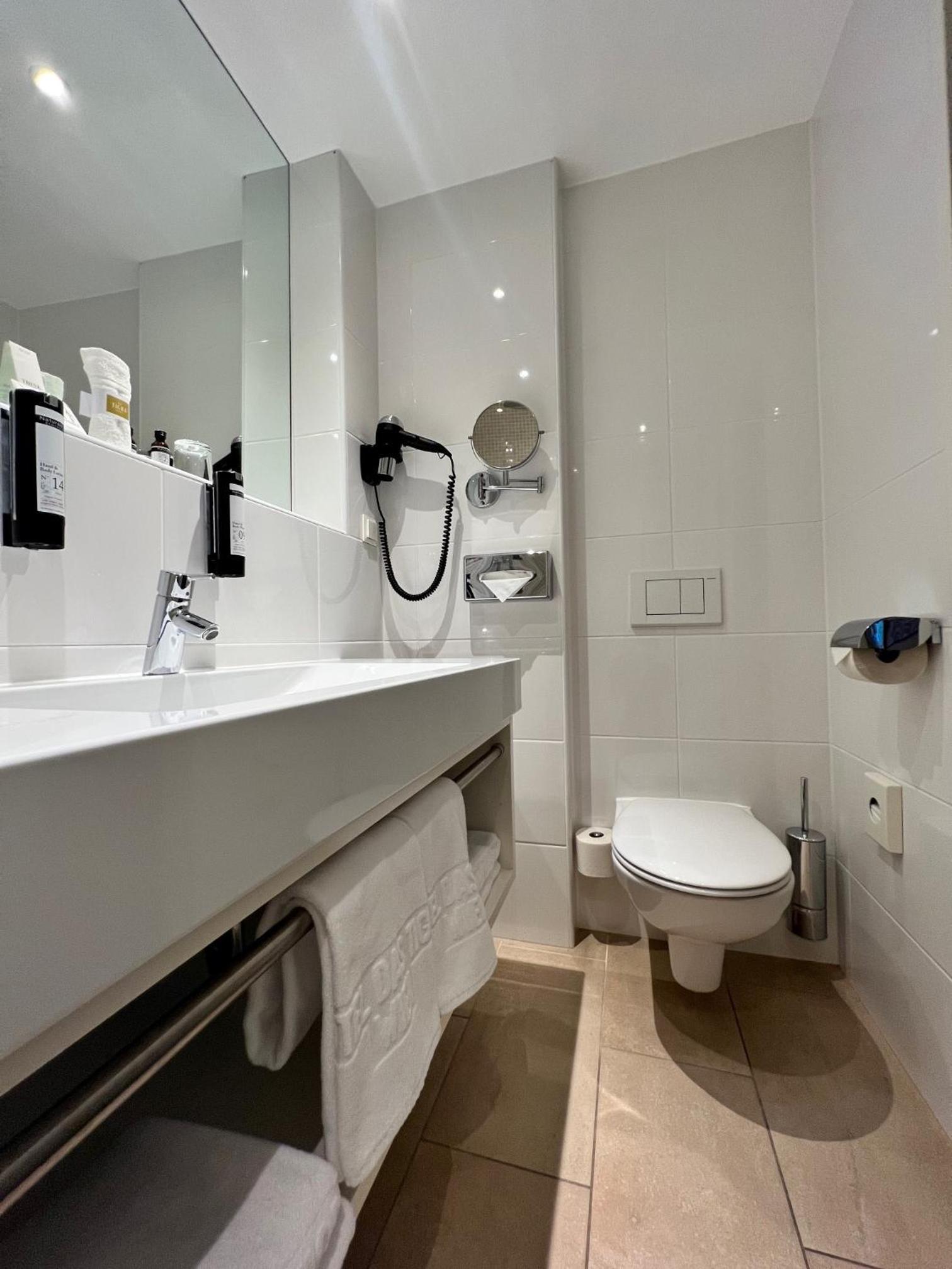 Standard Double Room thumbnail 5