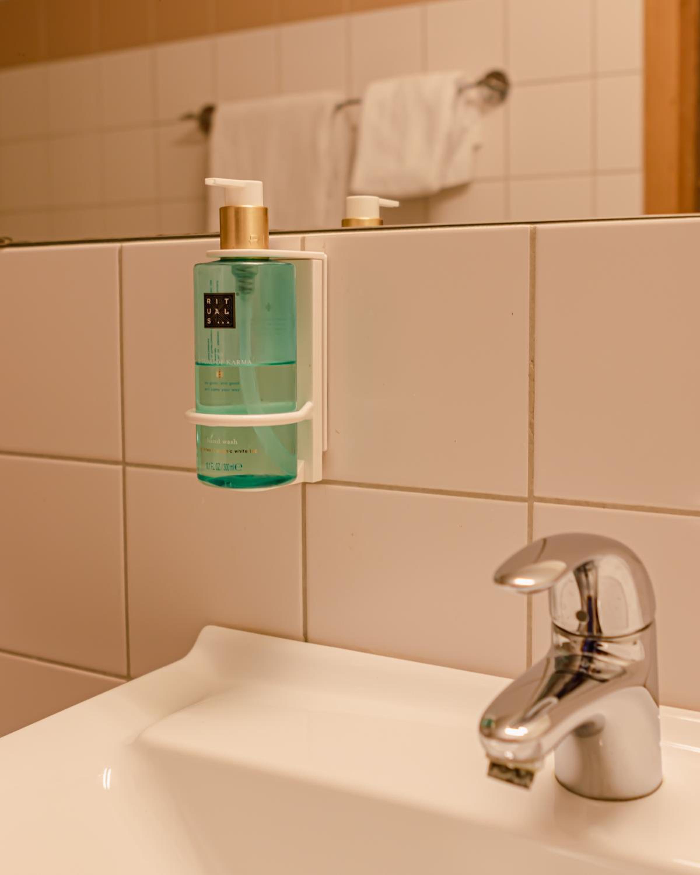 Standard Twin Room - Photo 9