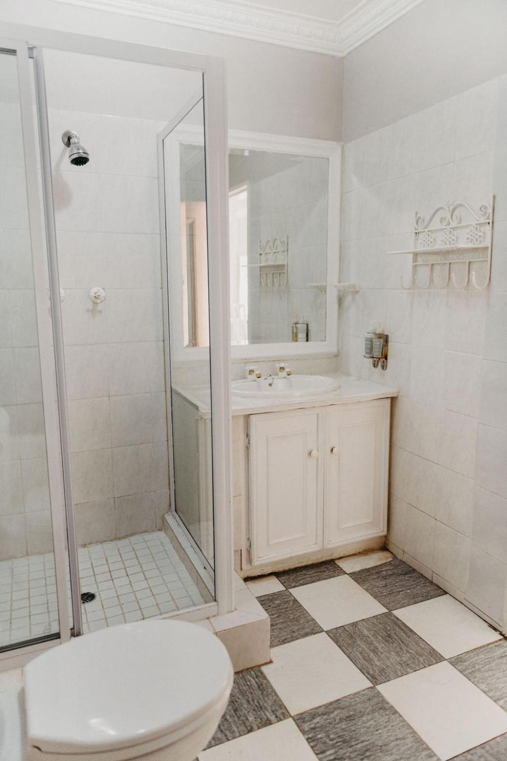 Double Room with Private Bathroom - Photo 12