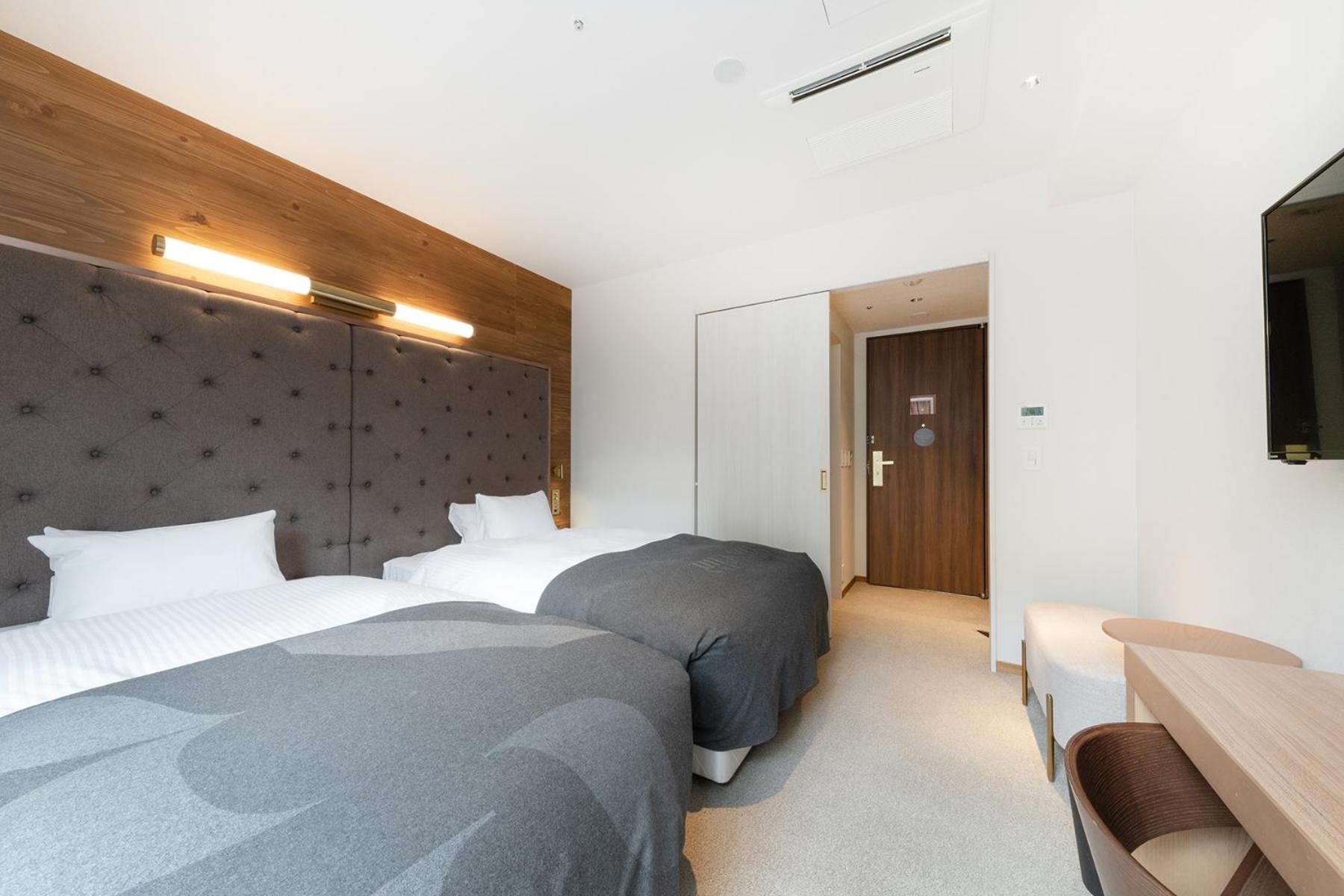 Standard Twin Room with Tram & City view - Photo 6