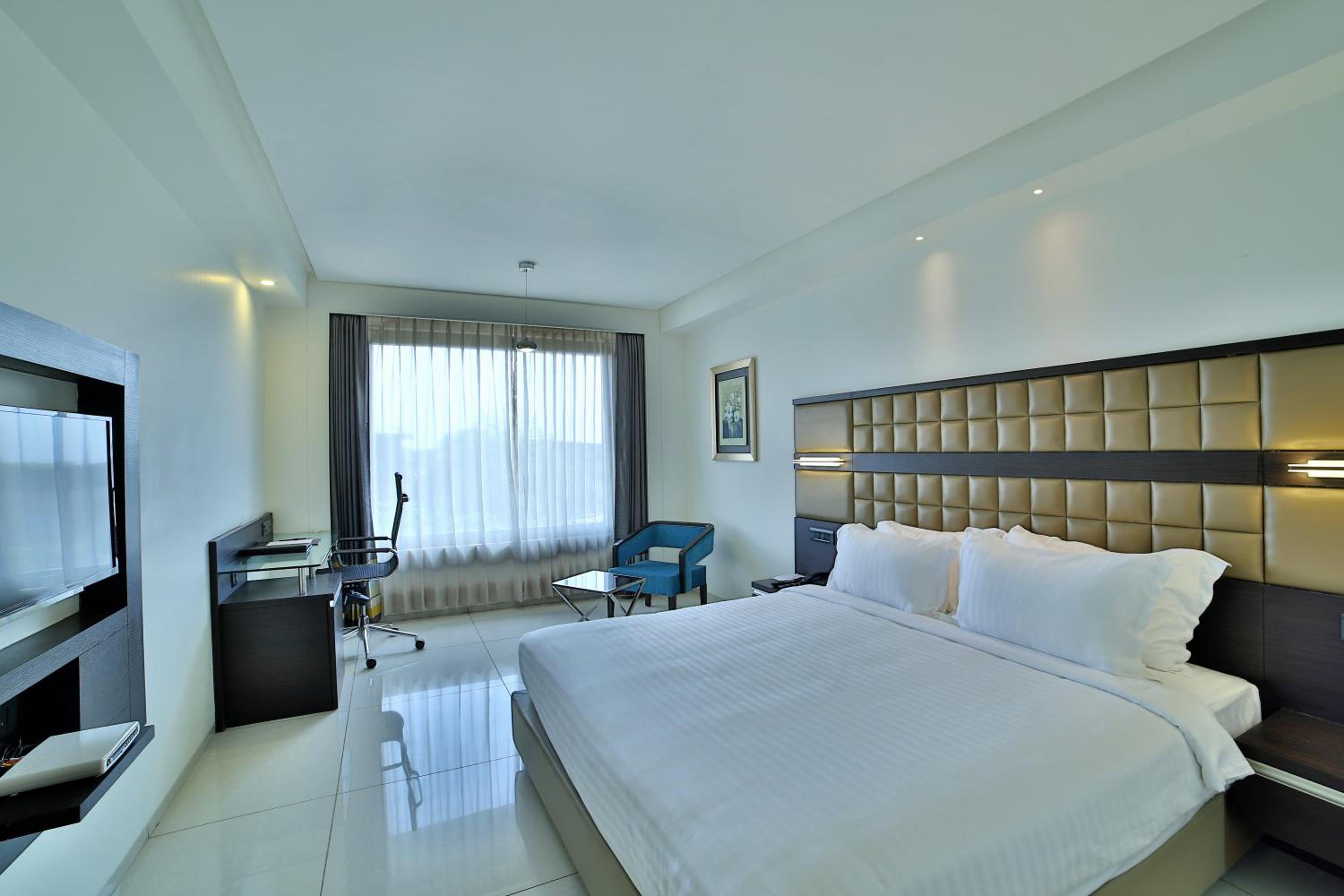 Deluxe Room (Locals and Unmarried Couples are not allowed), photo 6