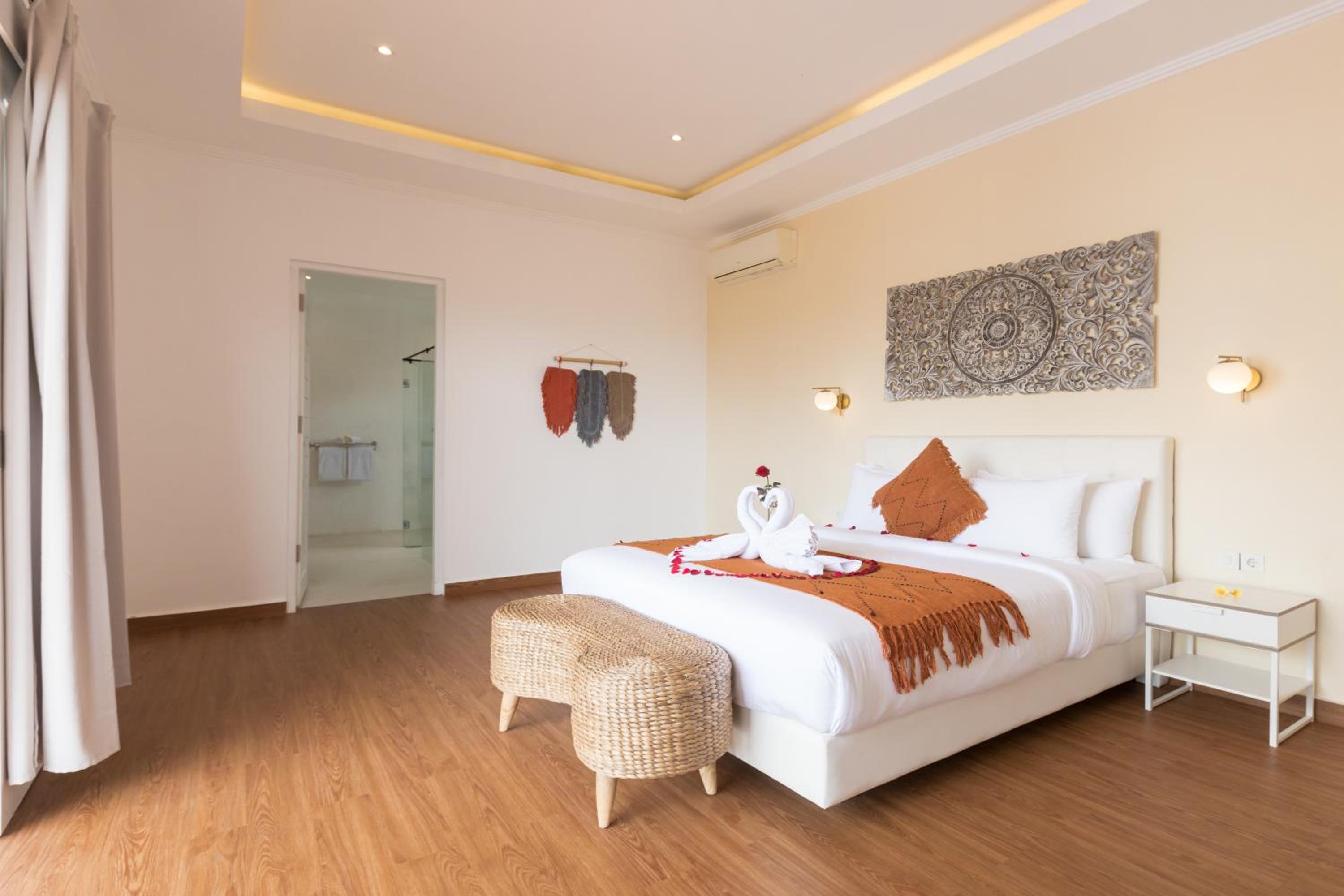 Five Bedroom Villa with Private Pool - Photo 9