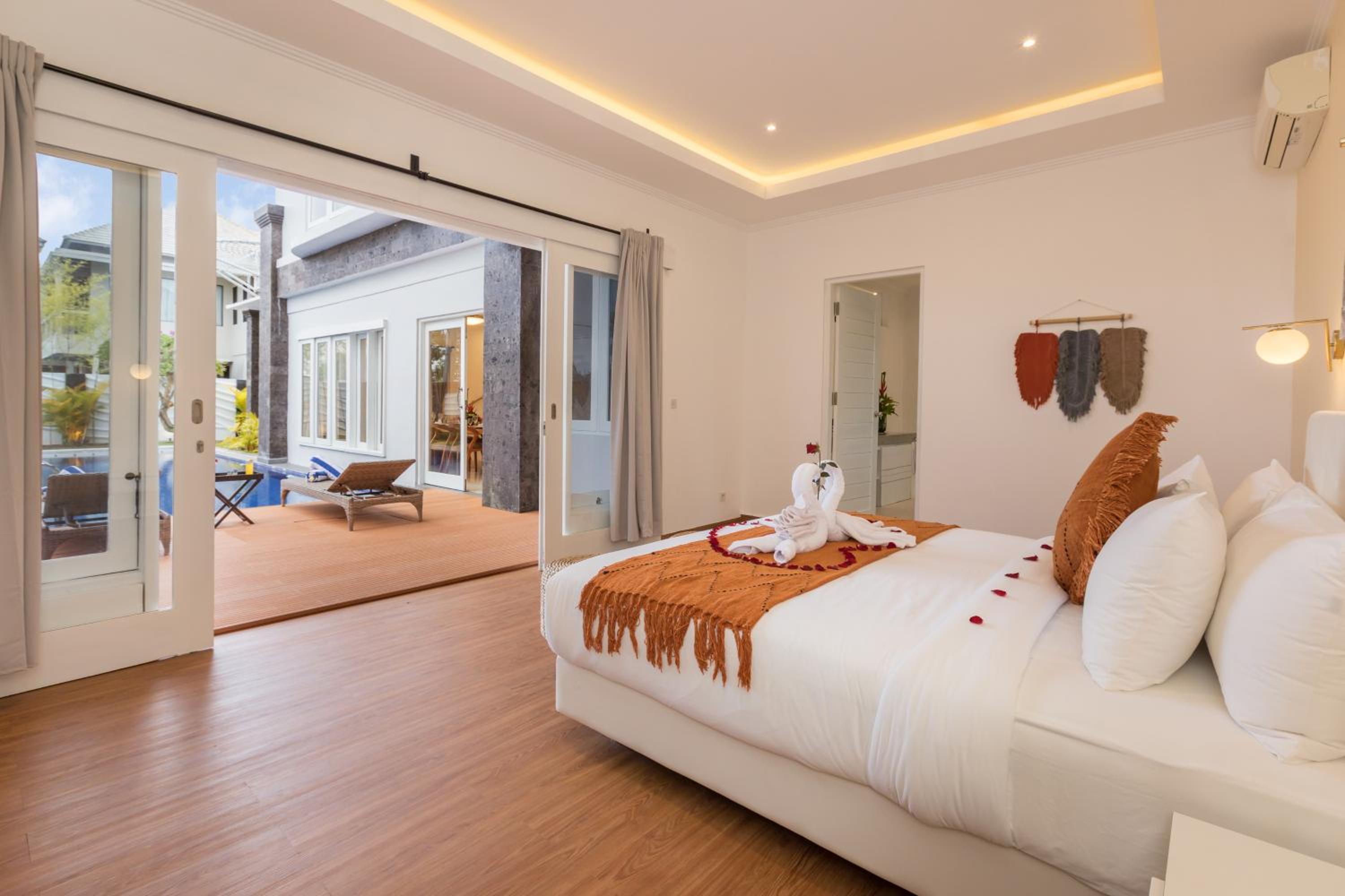 Five Bedroom Villa with Private Pool - Photo 1