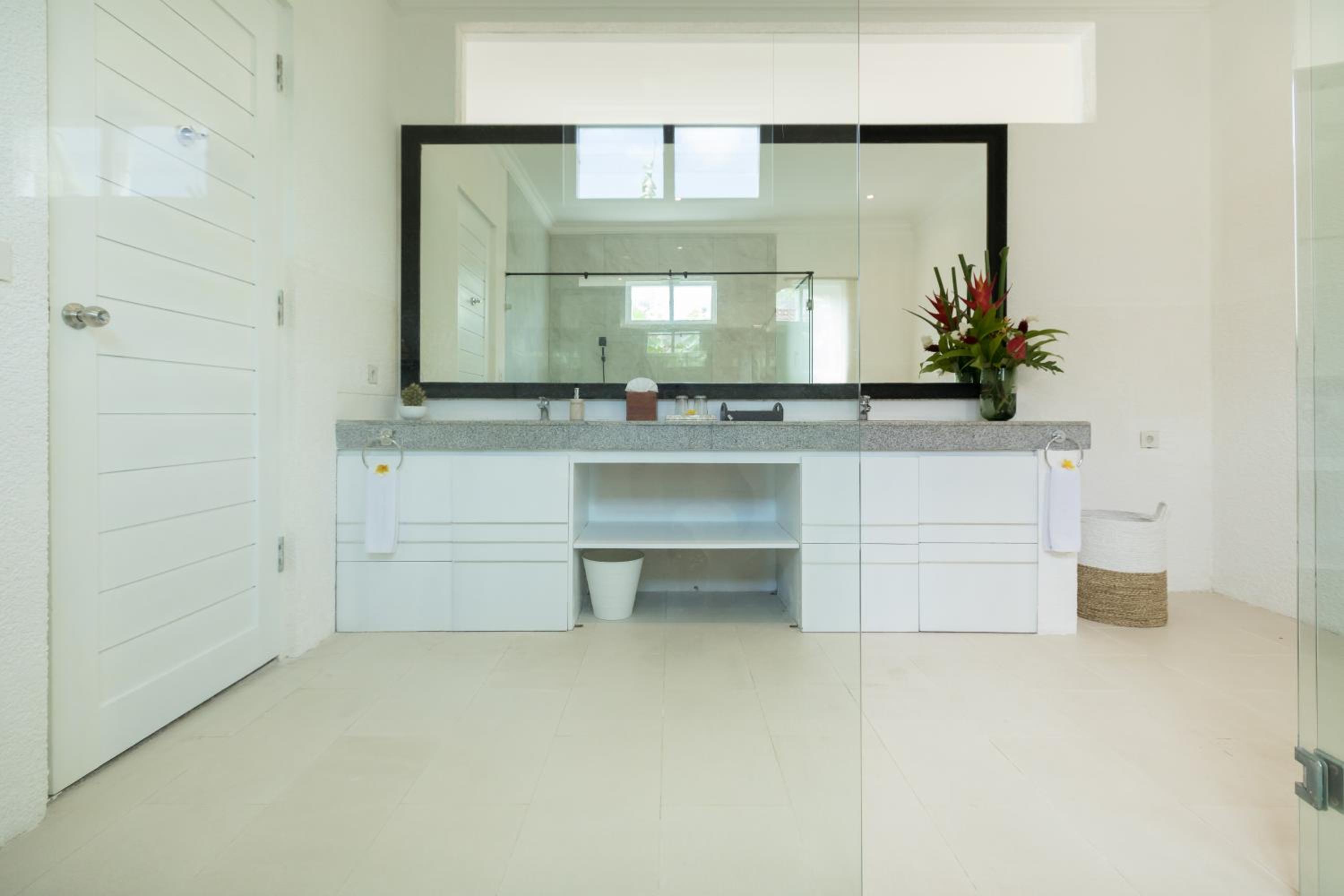 Five Bedroom Villa with Private Pool - Photo 4