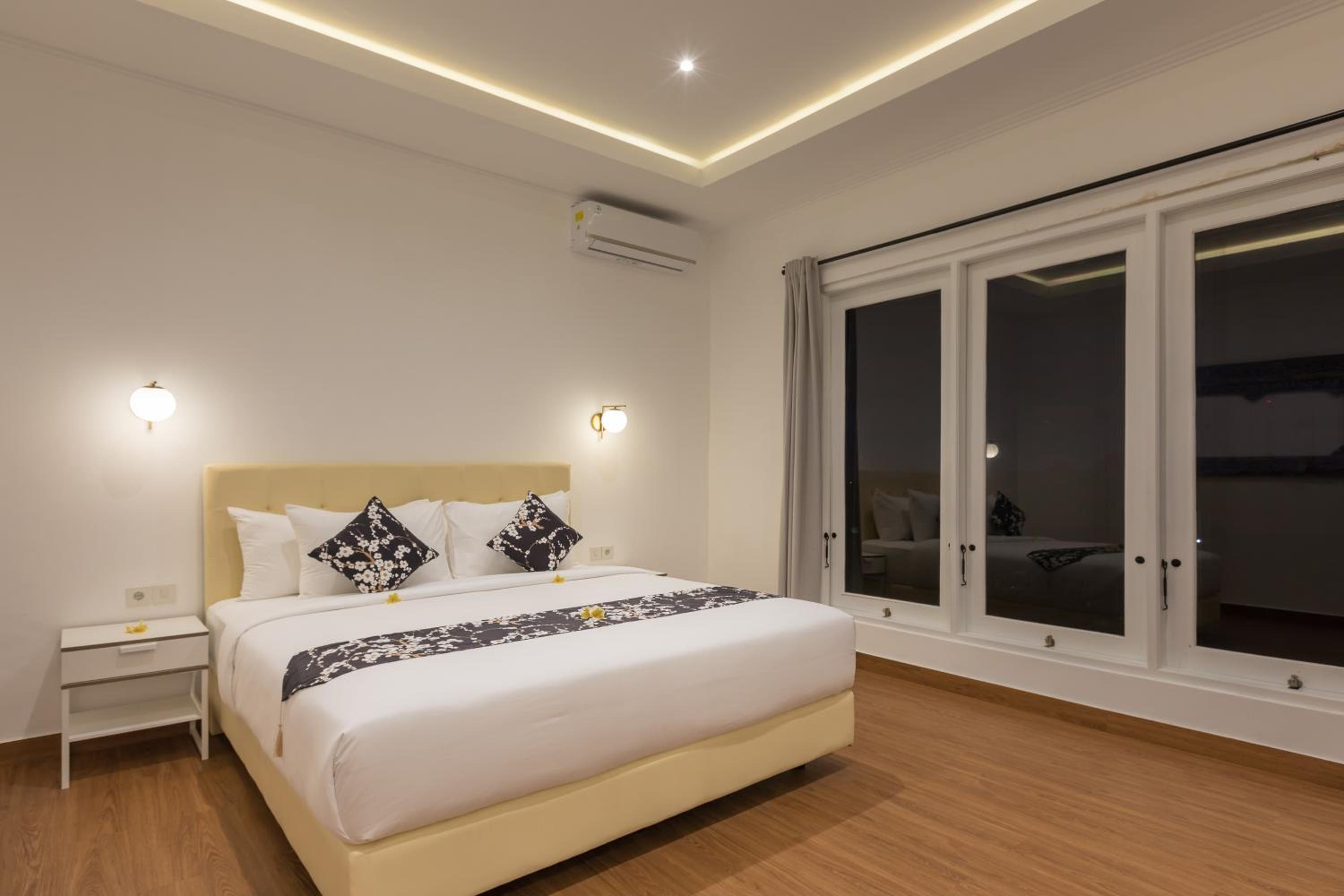 Five Bedroom Villa with Private Pool - Photo 13