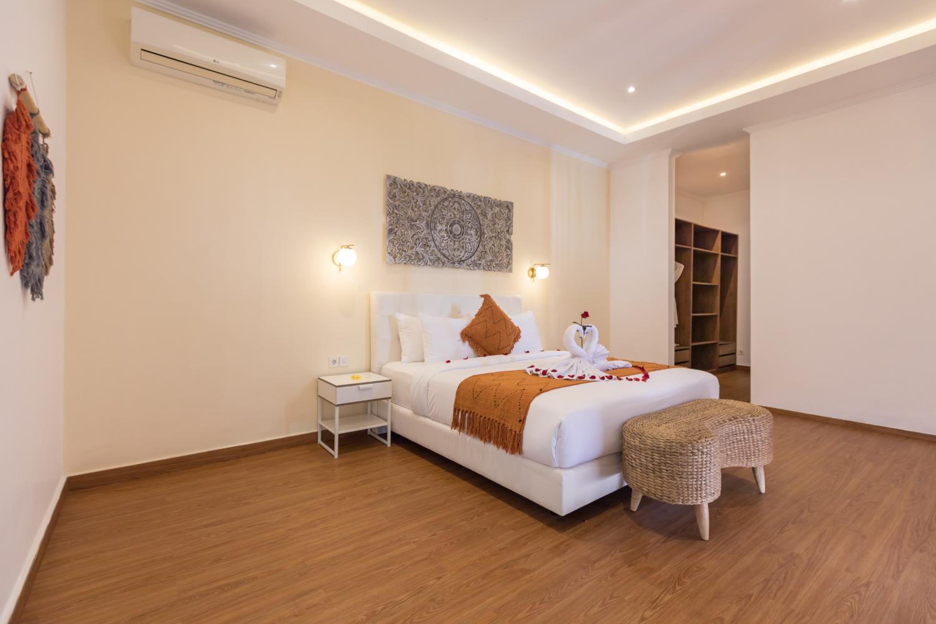 Five Bedroom Villa with Private Pool - Photo 19