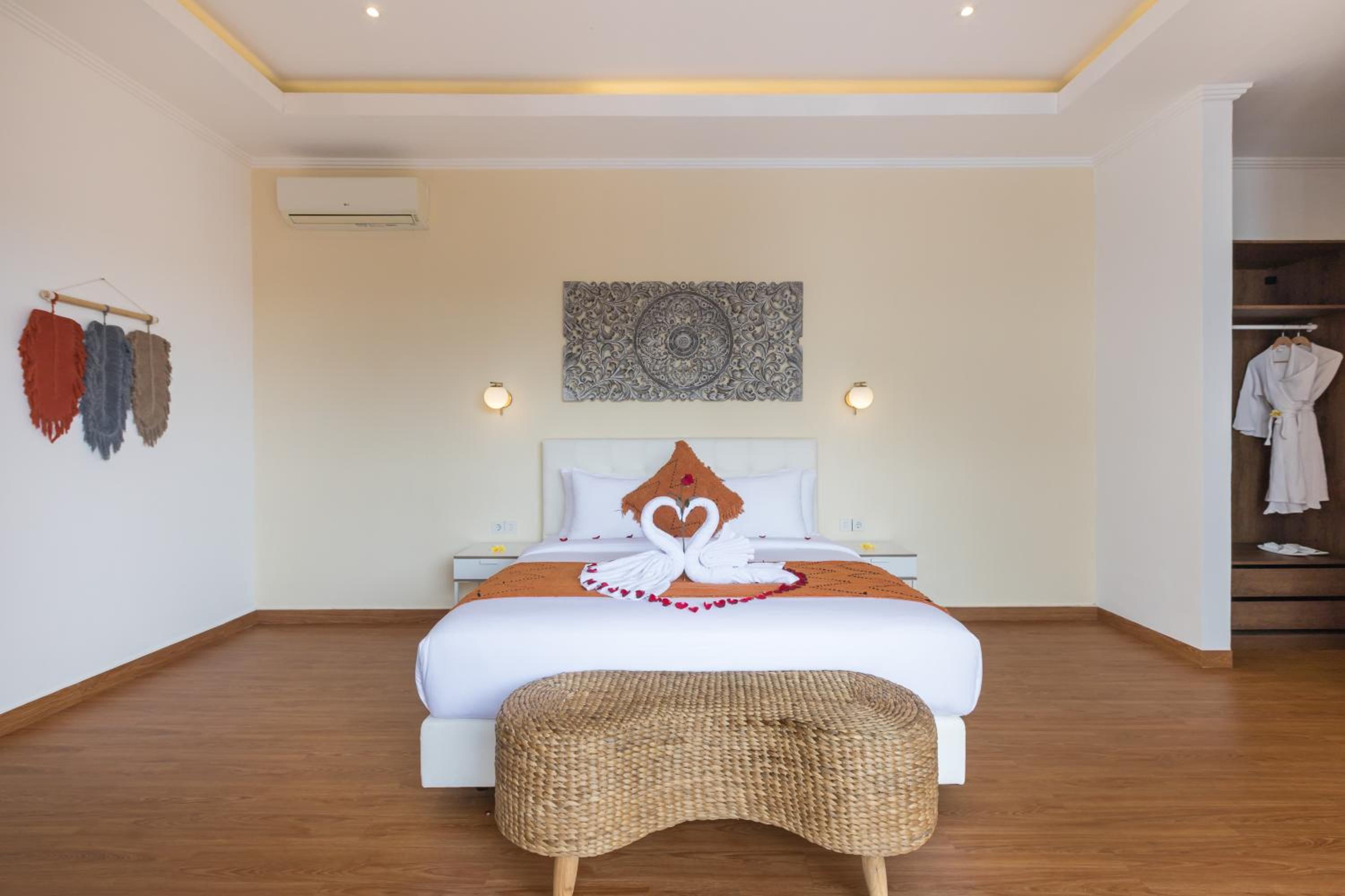 Five Bedroom Villa with Private Pool - Photo 12