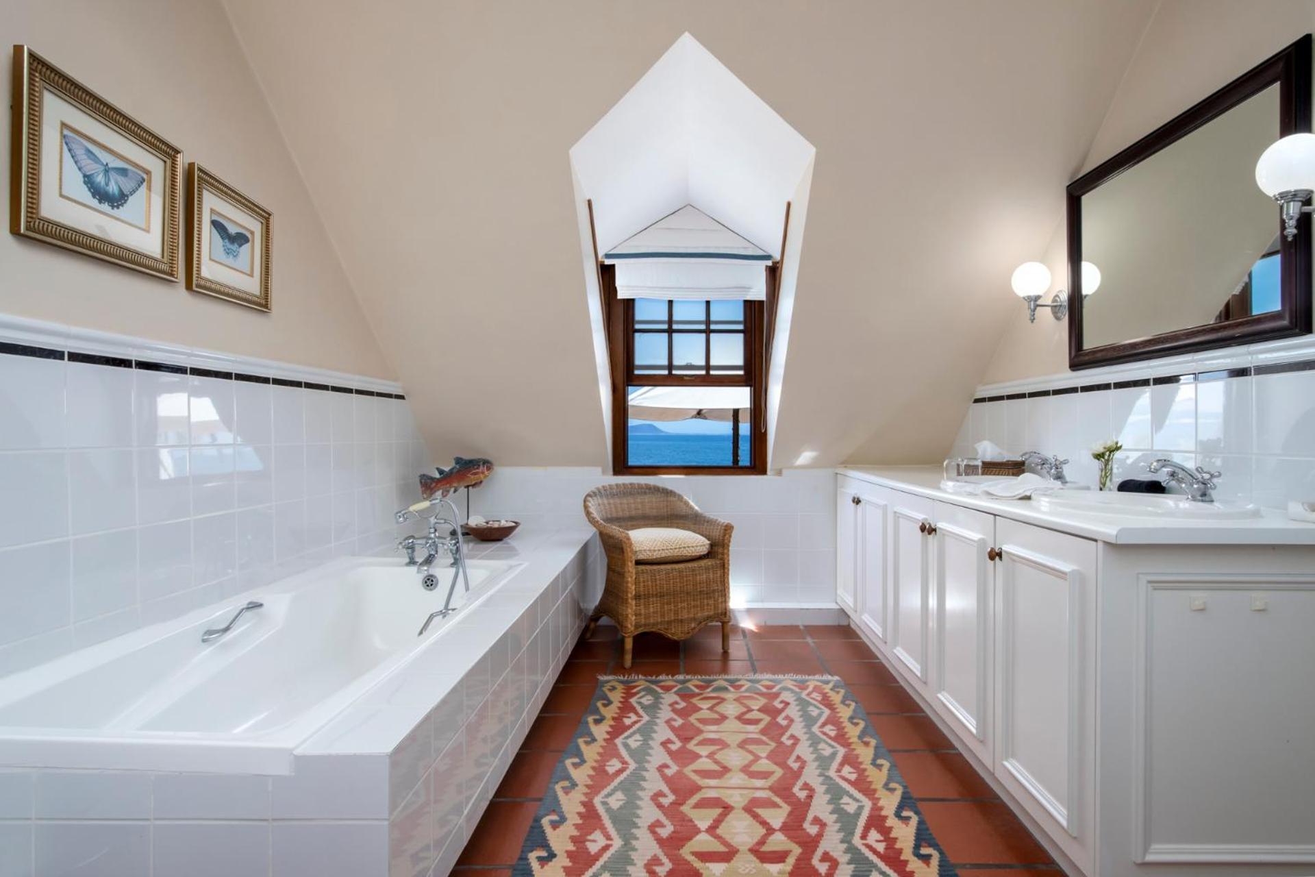 Honeymoon Suite - Photo 4