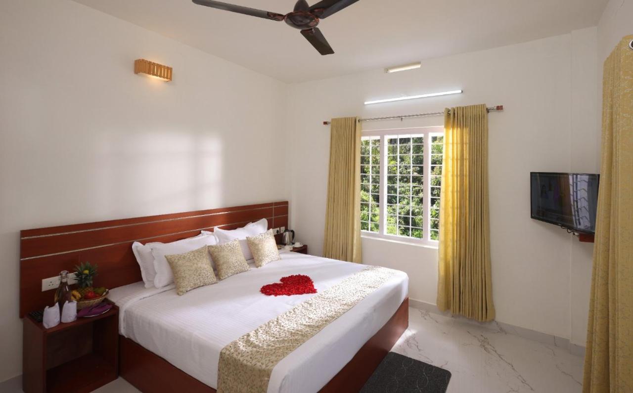 Deluxe Double Room (2 Adults + 1 Child) photo 1