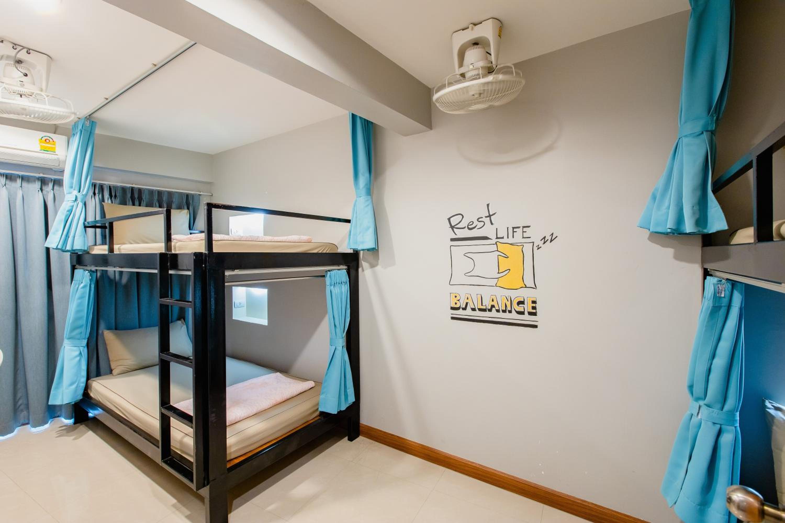 Quadruple Room with Shared Bathroom photo 2