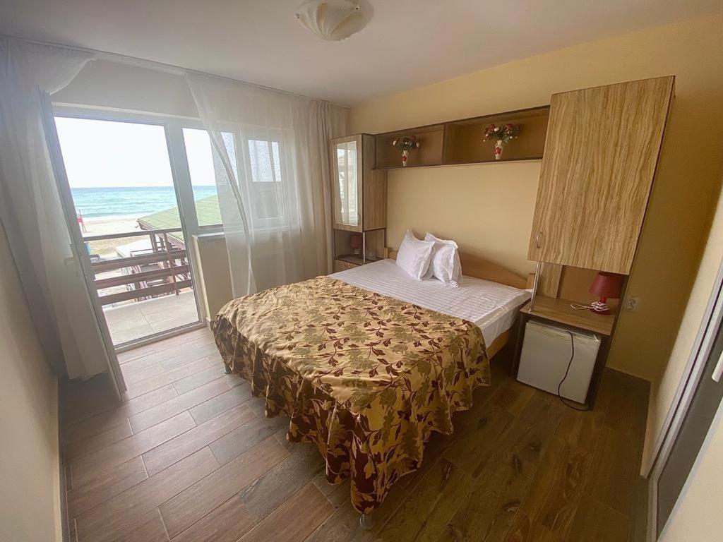 Double or Twin Room with Sea View photo 1