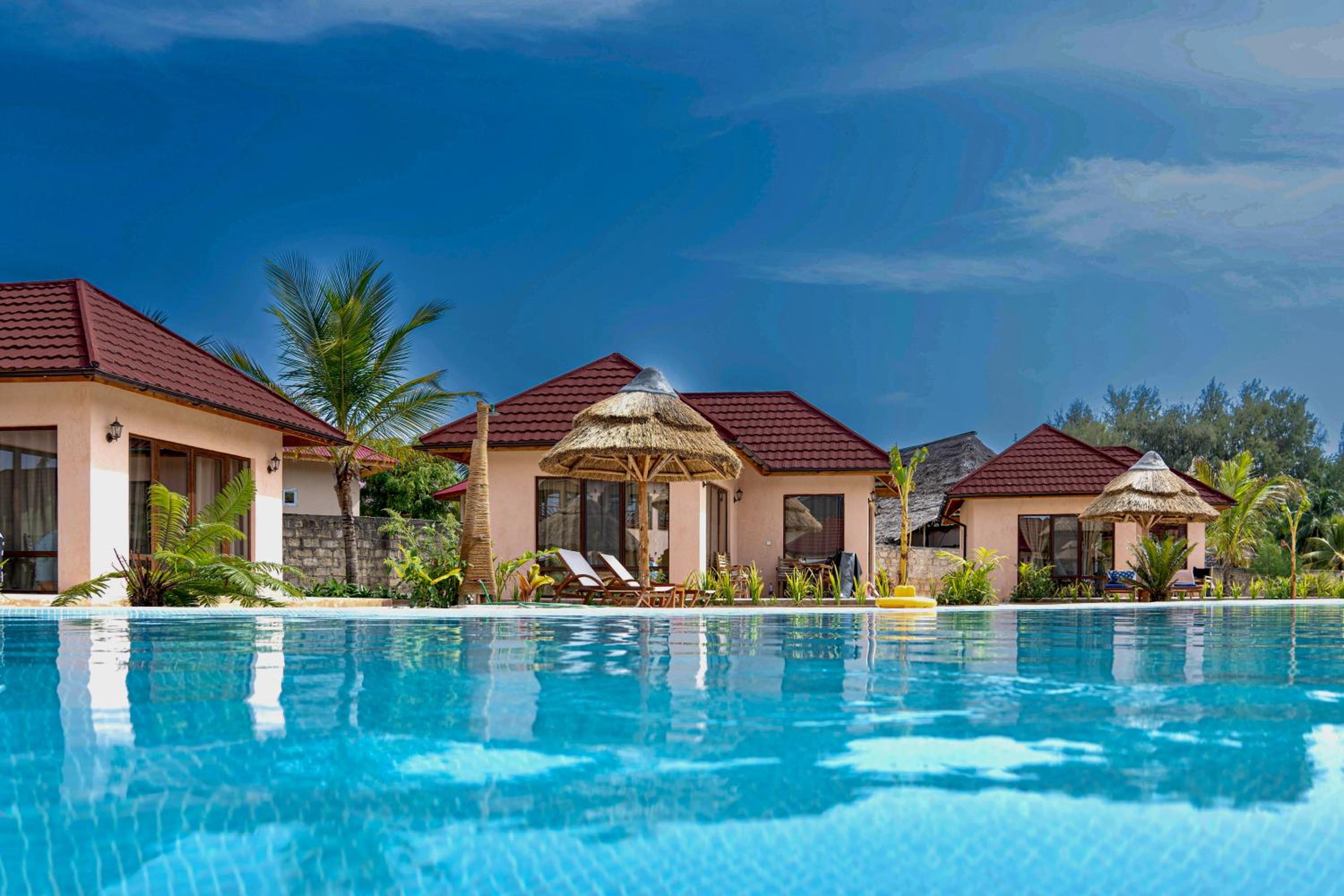 Suite with Pool View - Photo 8