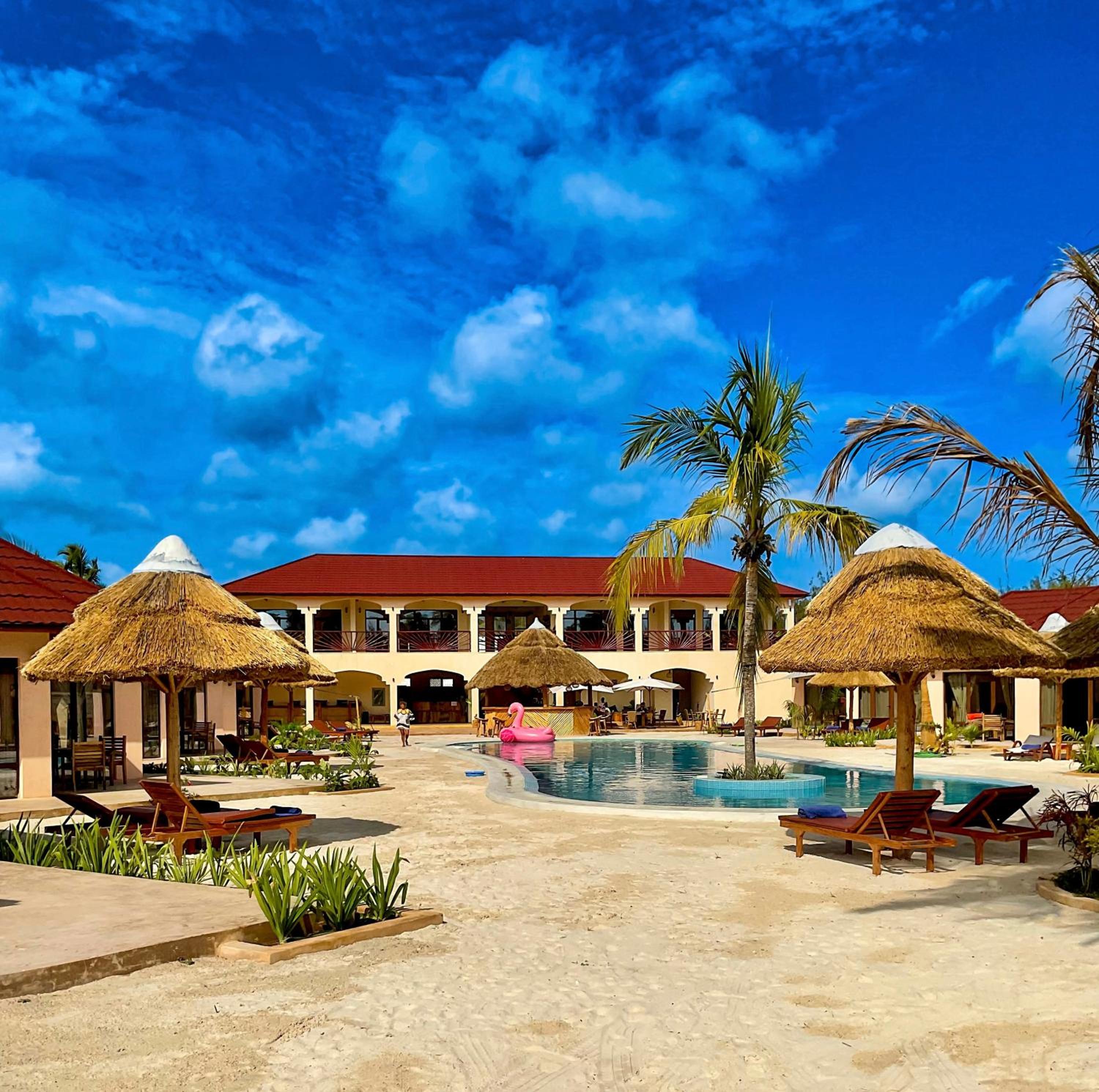 Suite with Pool View - Photo 9