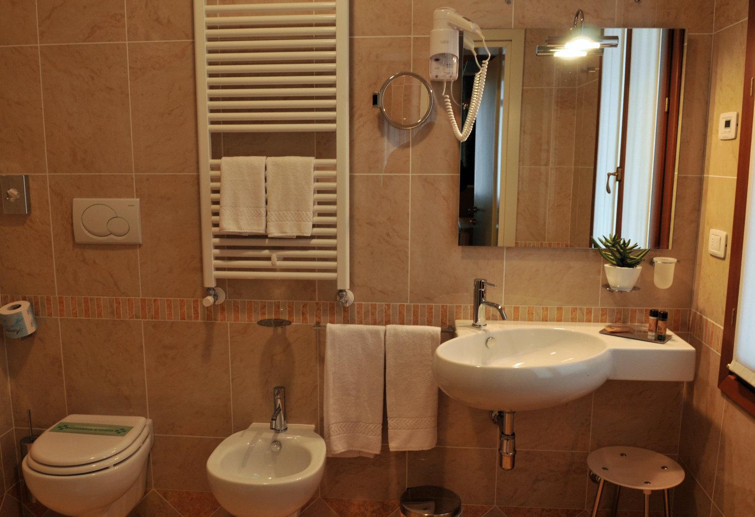 Double or Twin Room - Photo 3
