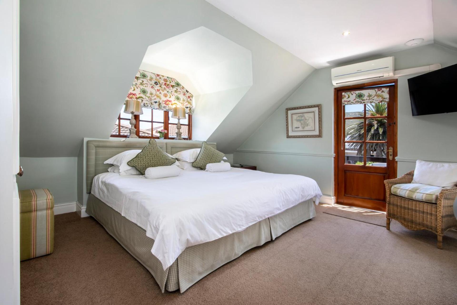 Standard Double or Twin Room with Mountain View - Photo 2