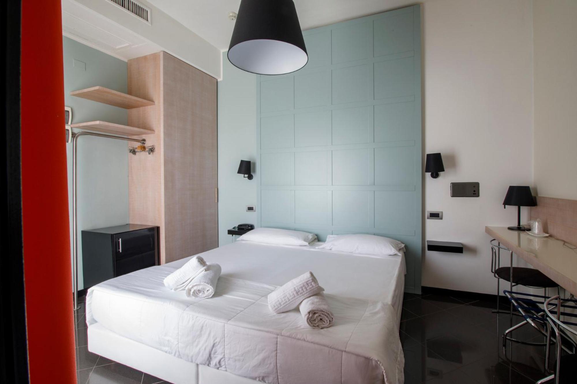 Double or Twin Room with Balcony - Photo 11