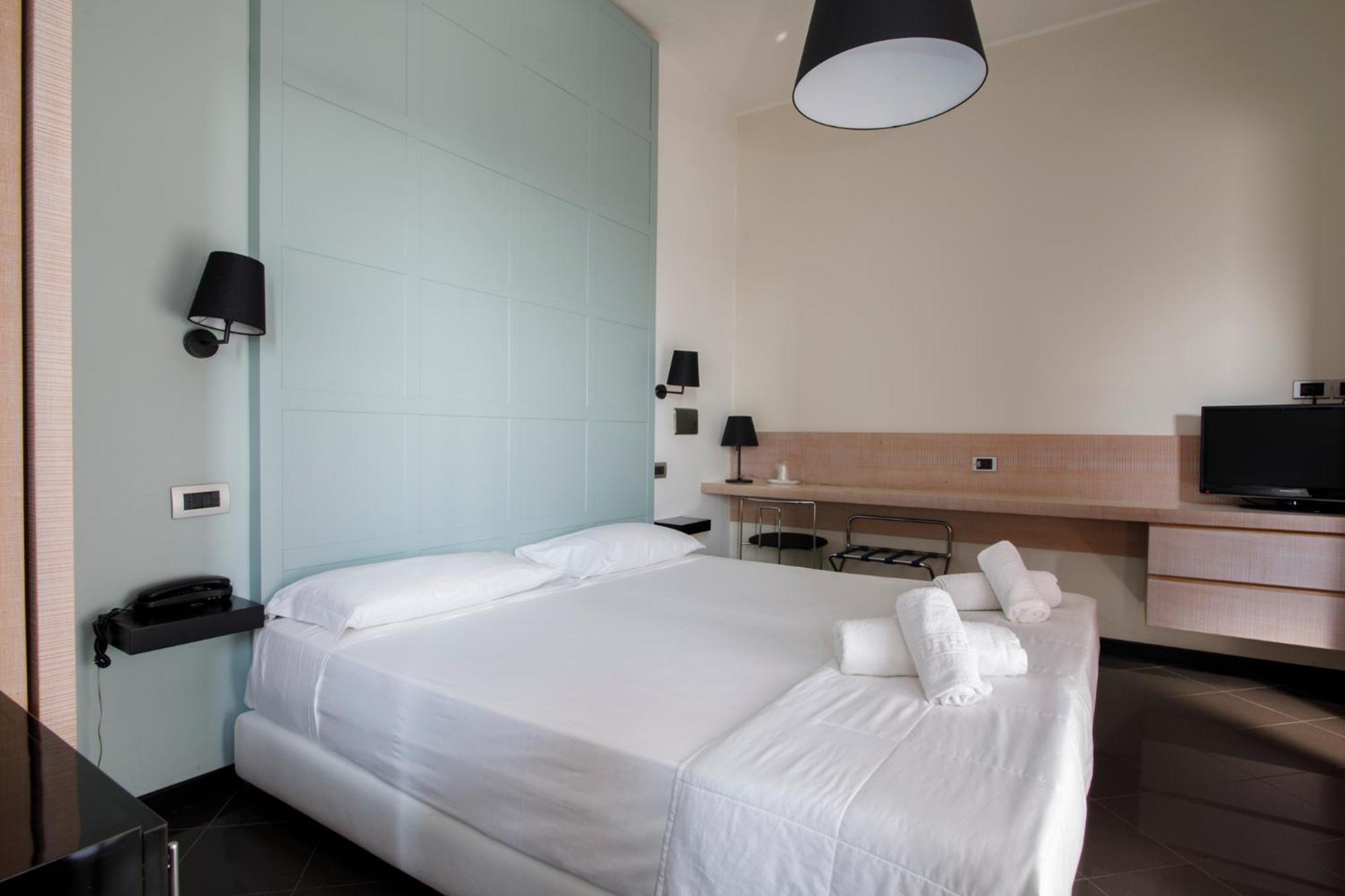 Double or Twin Room with Balcony - Photo 14