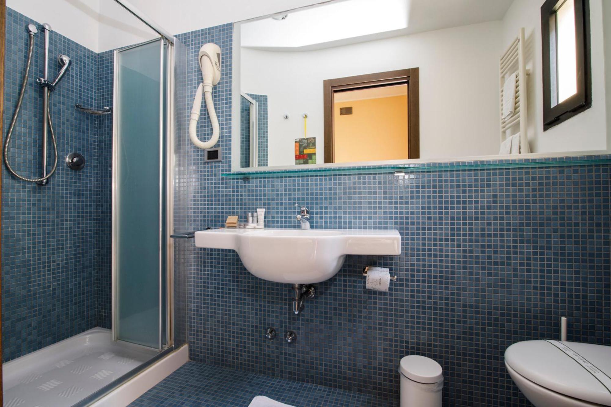 Double or Twin Room with Balcony - Photo 5