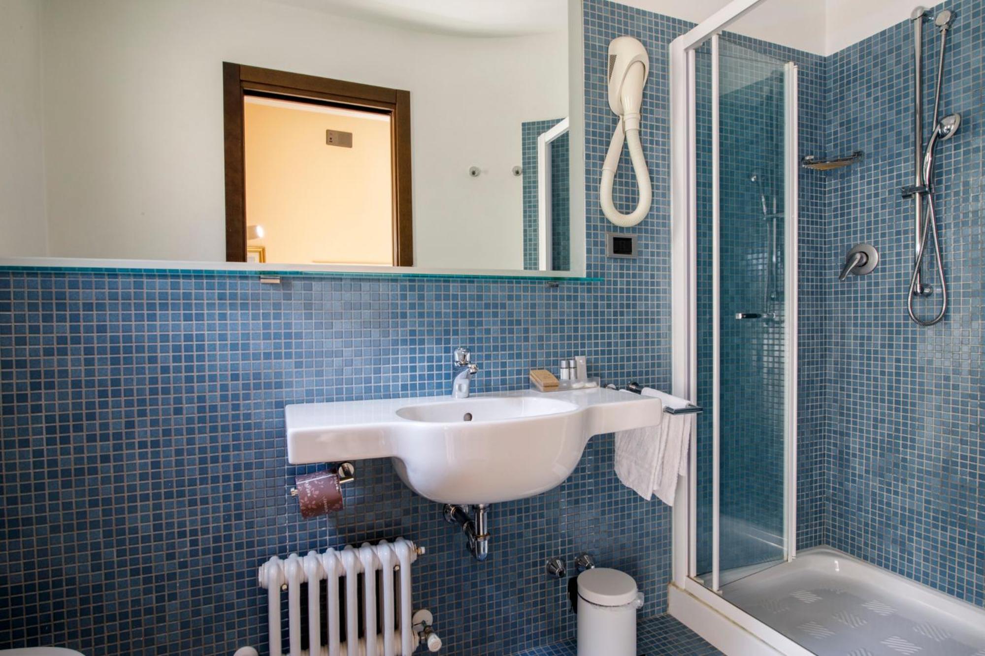 Double or Twin Room with Balcony - Photo 2