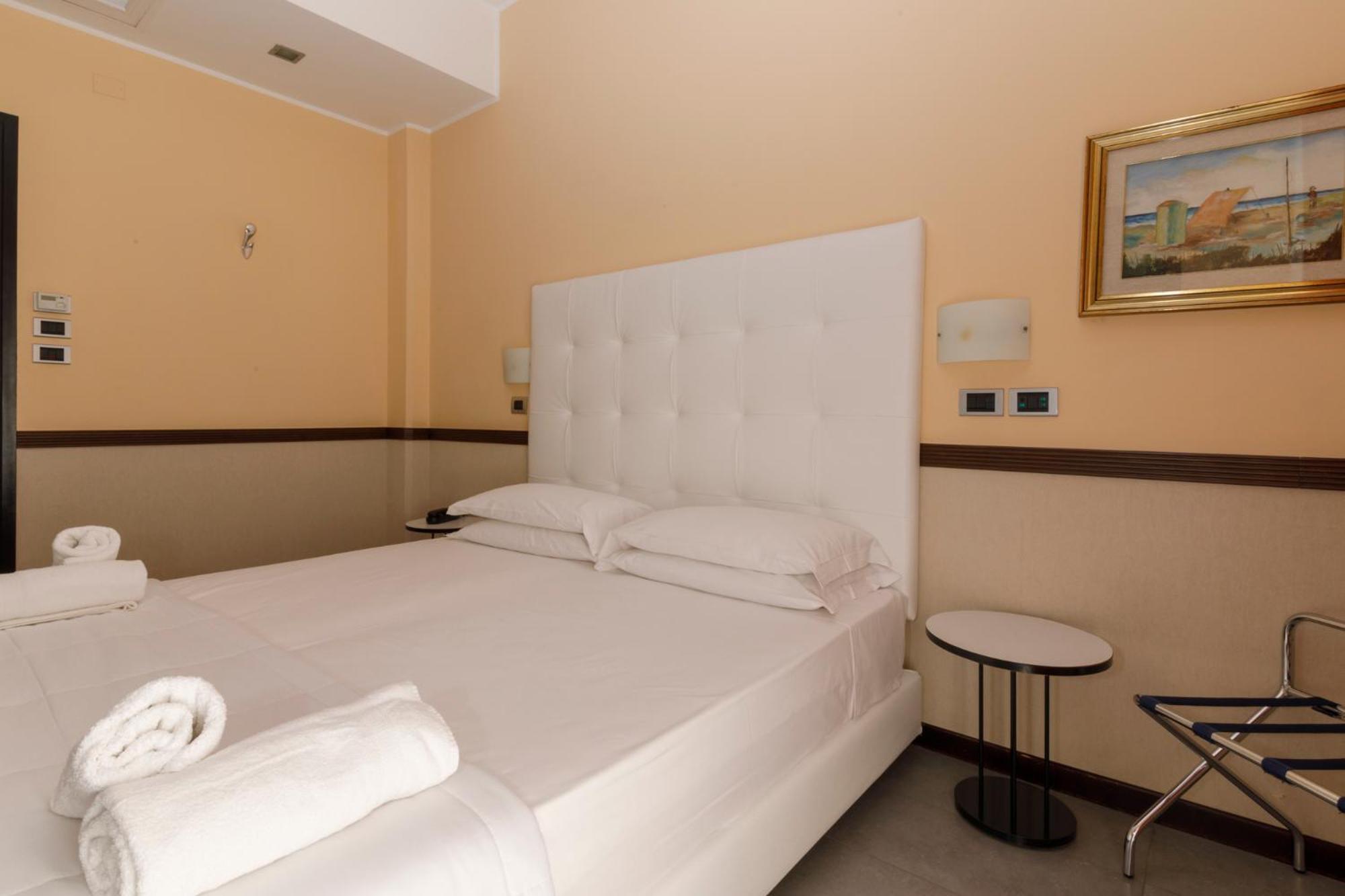 Double or Twin Room with Balcony - Photo 10