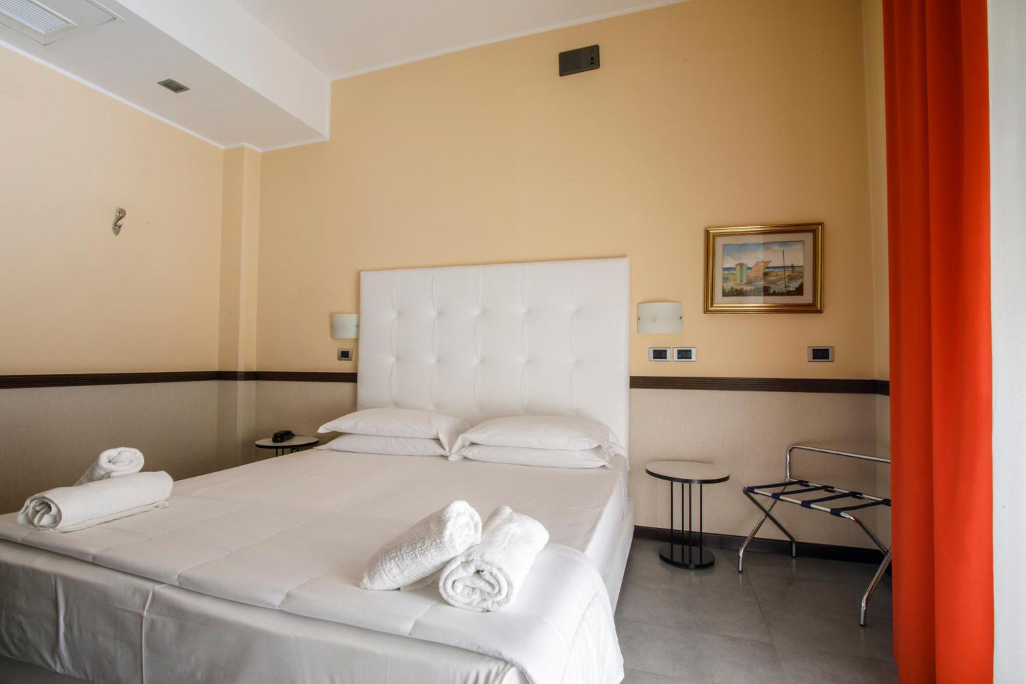 Double or Twin Room with Balcony - Photo 12