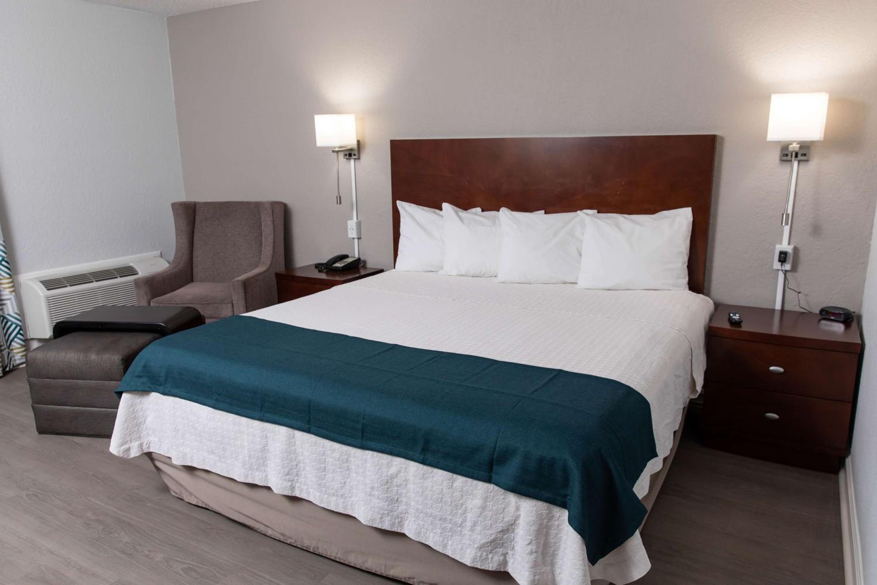 Deluxe King Room - Non-Smoking - Photo 1