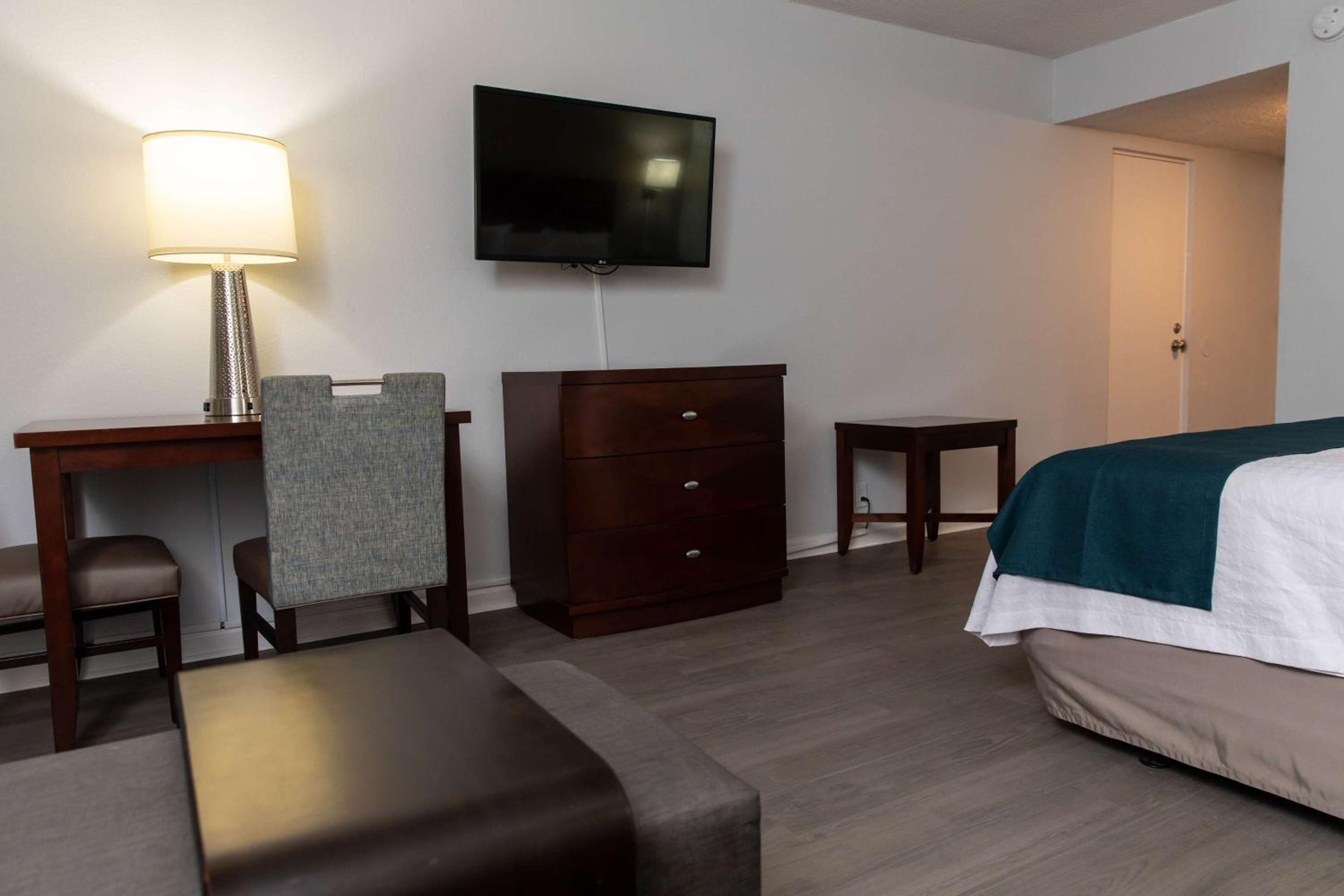 Deluxe King Room - Non-Smoking - Photo 4