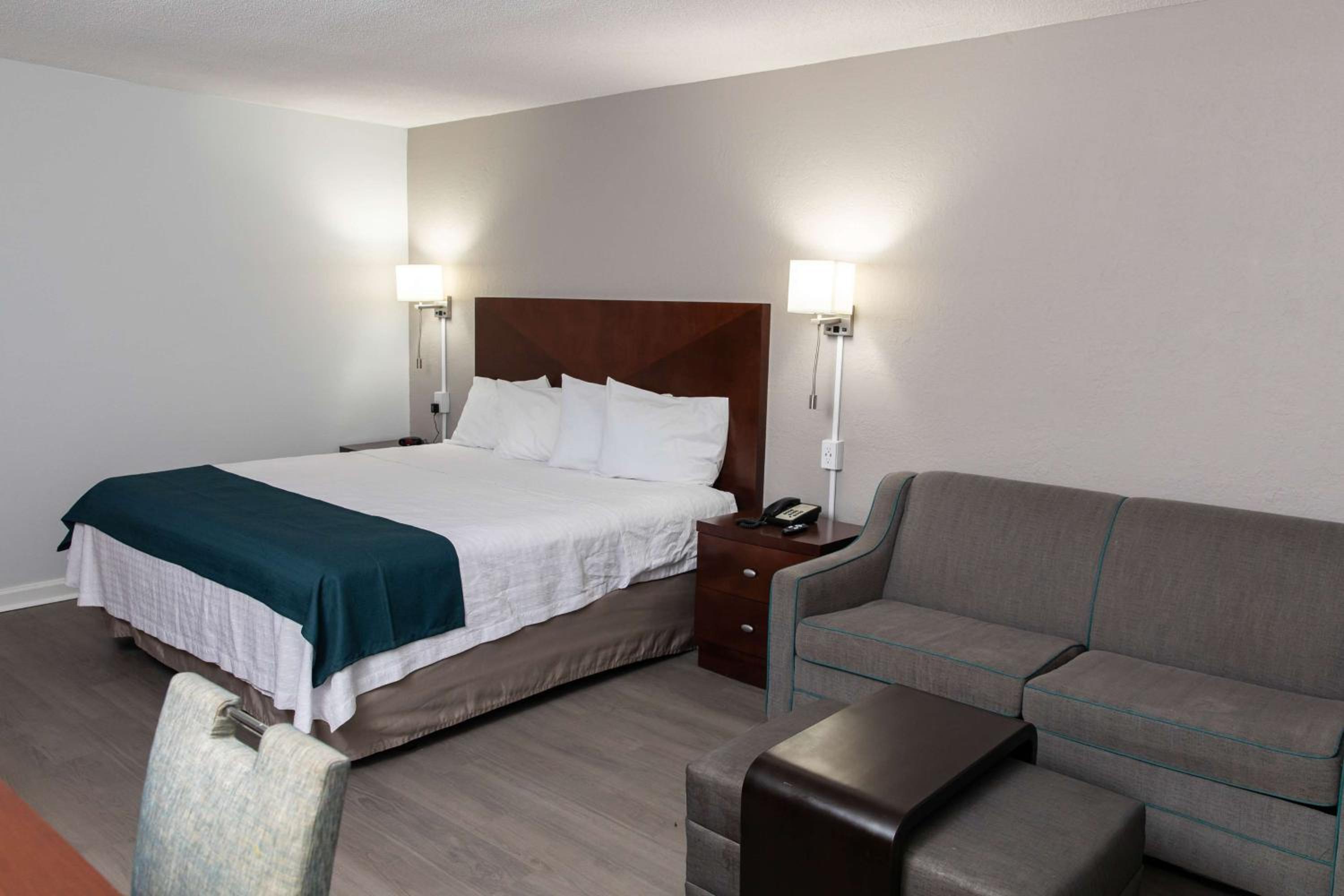 Deluxe King Room - Non-Smoking - Photo 5