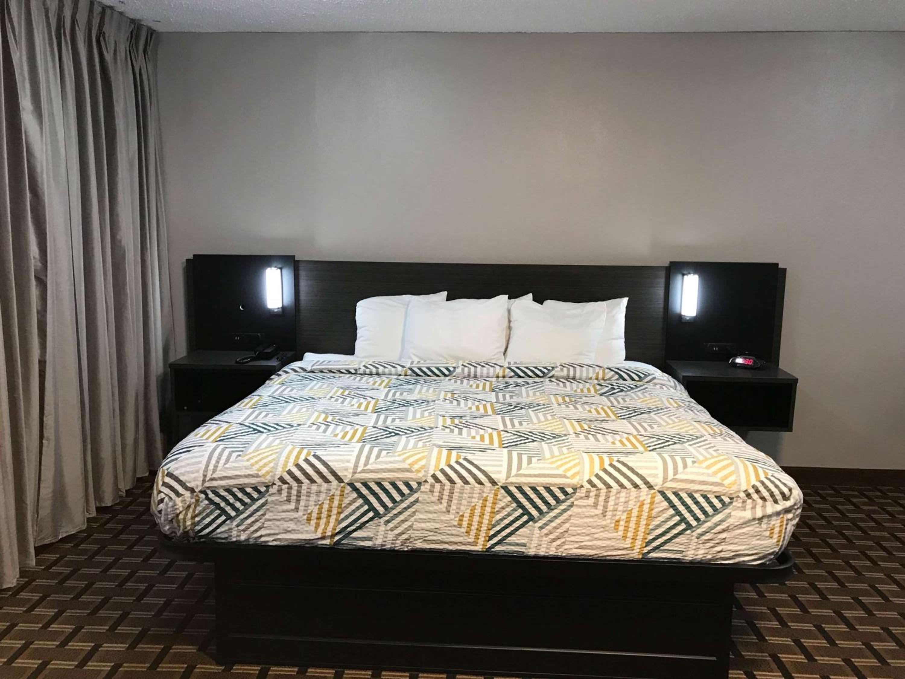 1 King Bed, Smoking - Photo 2