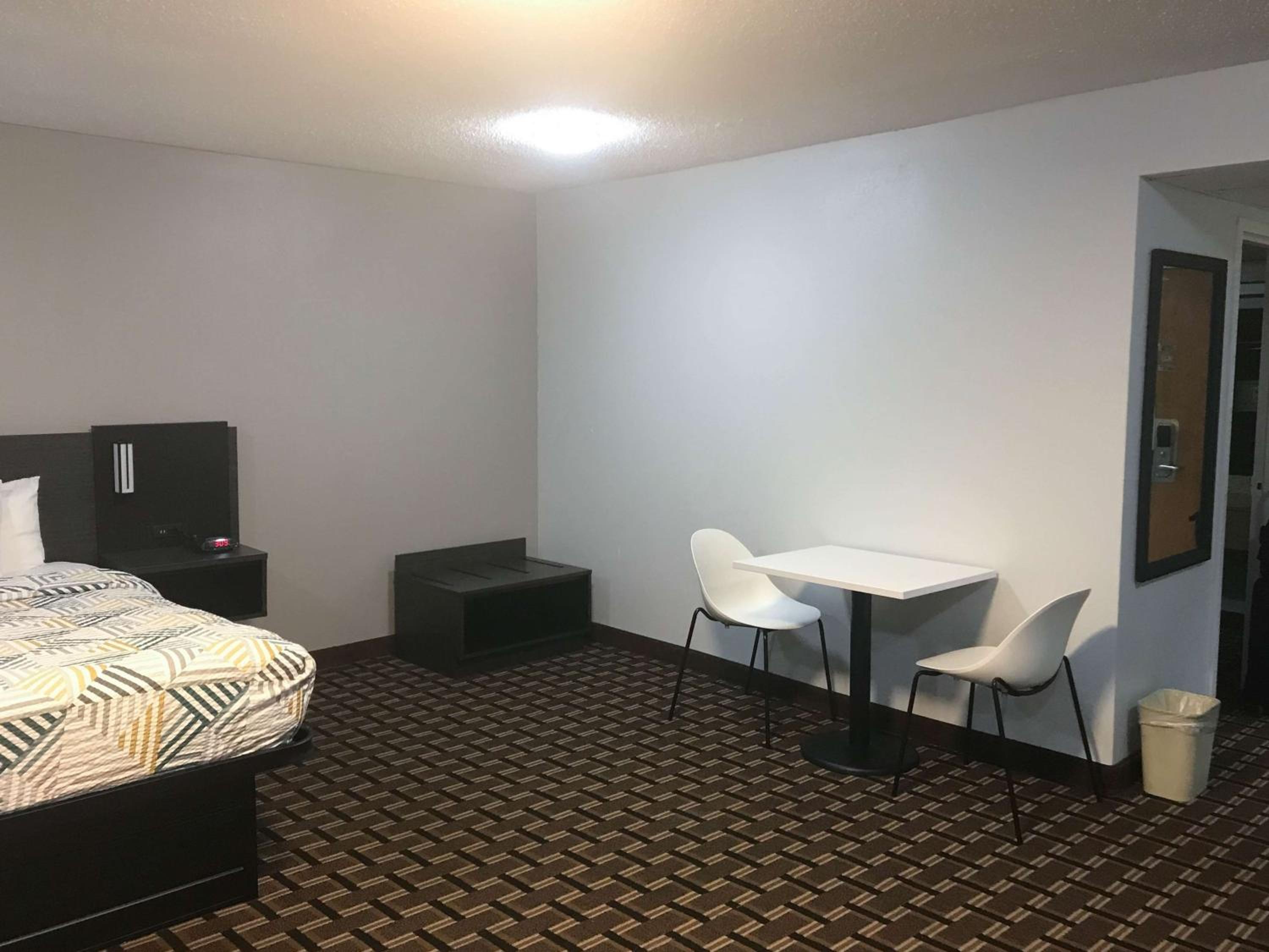 2 Full Beds - Non-Smoking, Micfridge - Photo 5