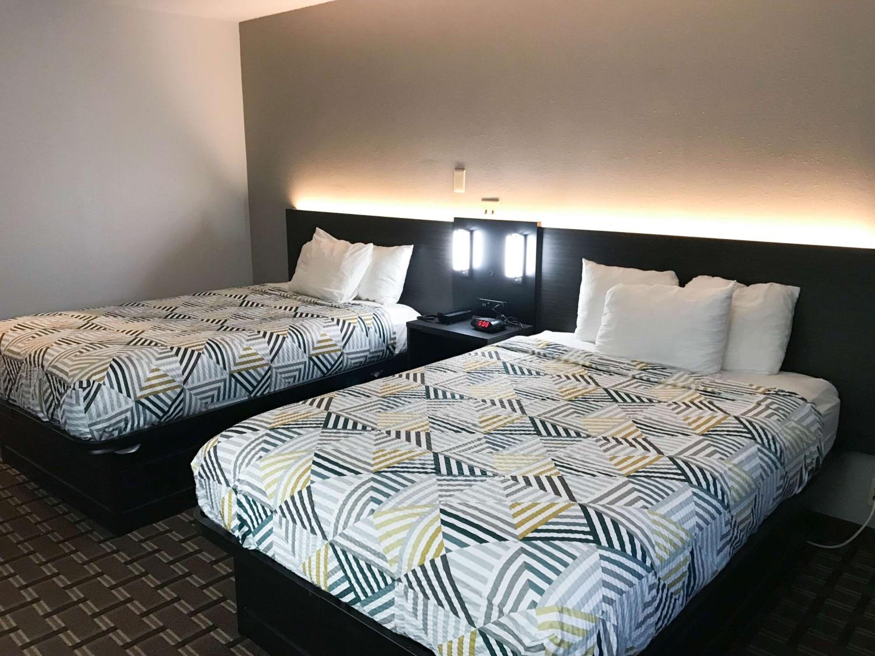 2 Full Beds - Non-Smoking, Micfridge - Photo 4