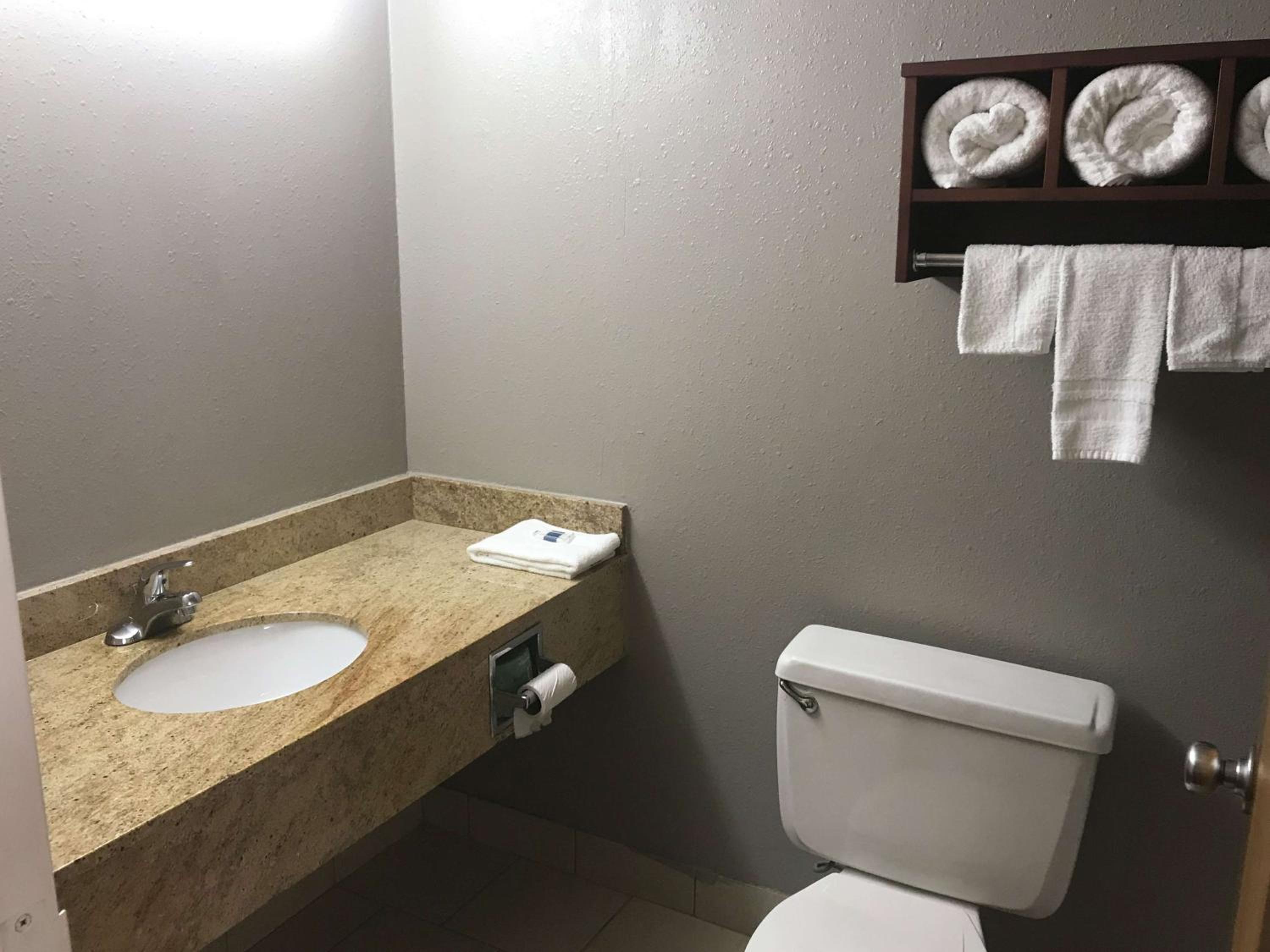2 Full Beds - Non-Smoking, Micfridge - Photo 3