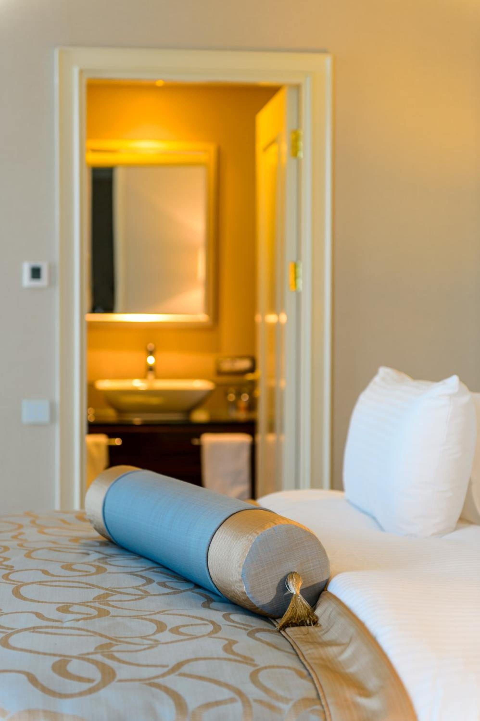 Premium Room with Queen Size Bed photo 3