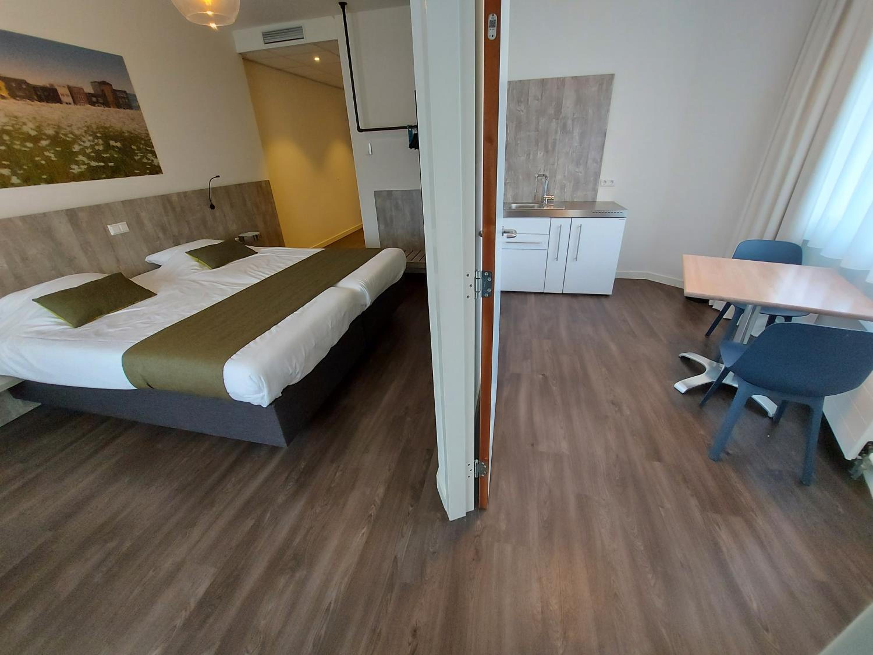 Studio Flat - Photo 1