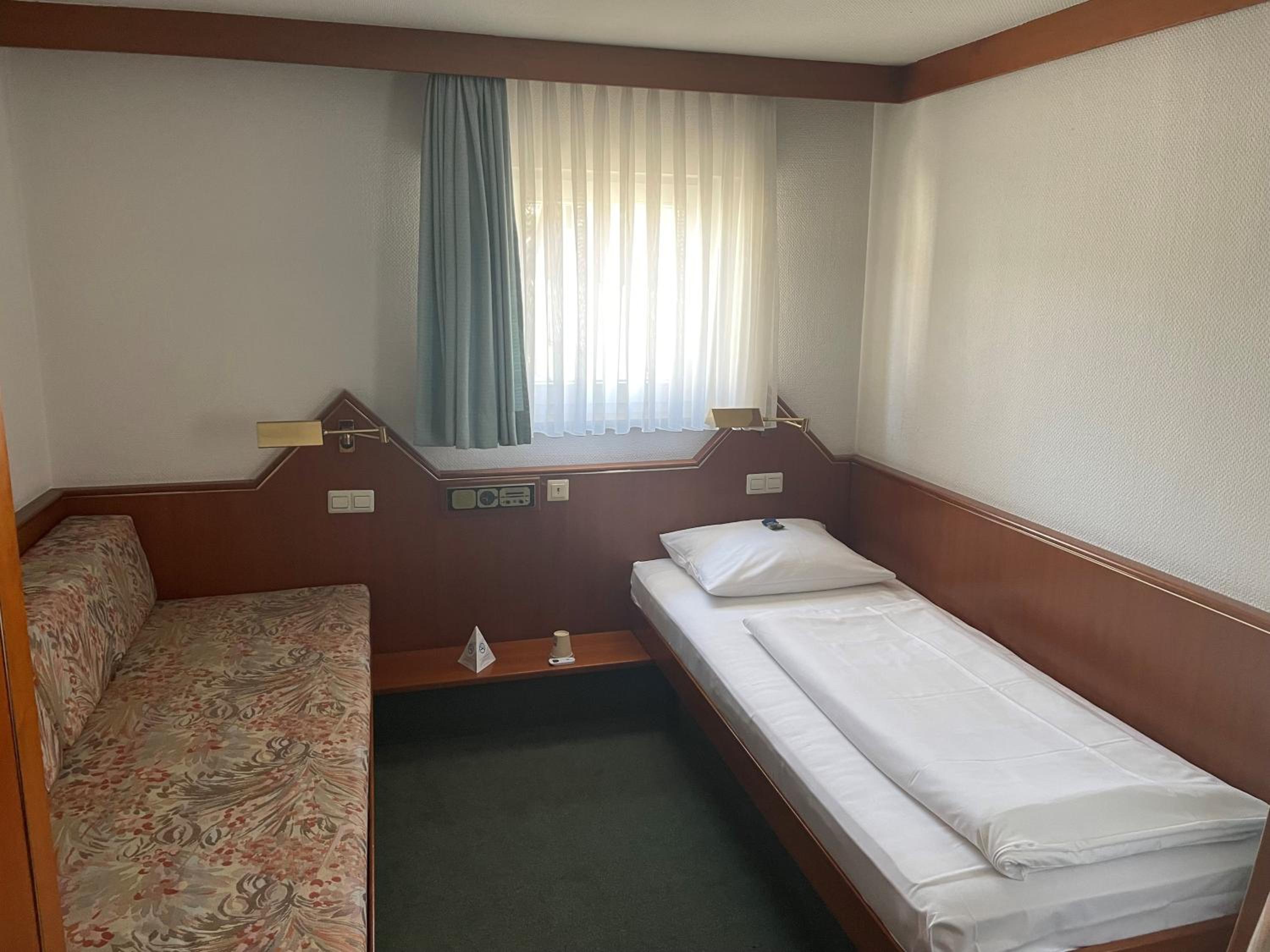 Budget Twin Room photo 3