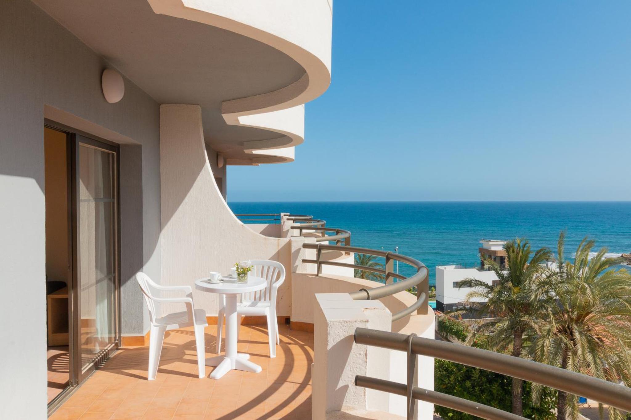 One-Bedroom Apartment with Sea View and Terrace - Photo 4