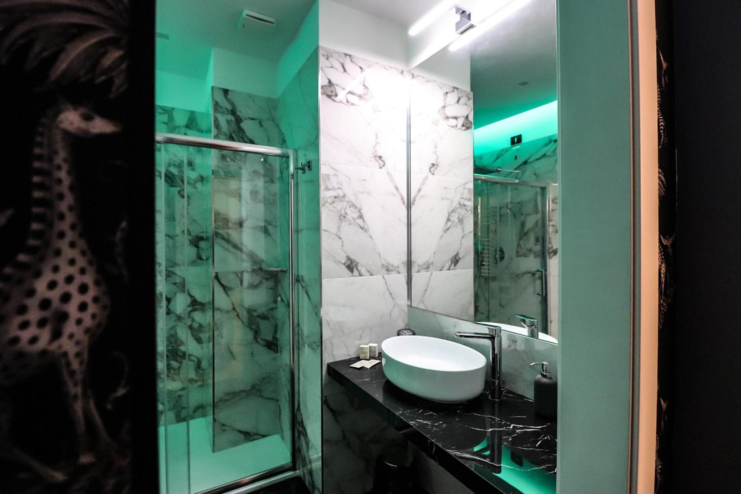 Double Room with Balcony - Photo 12