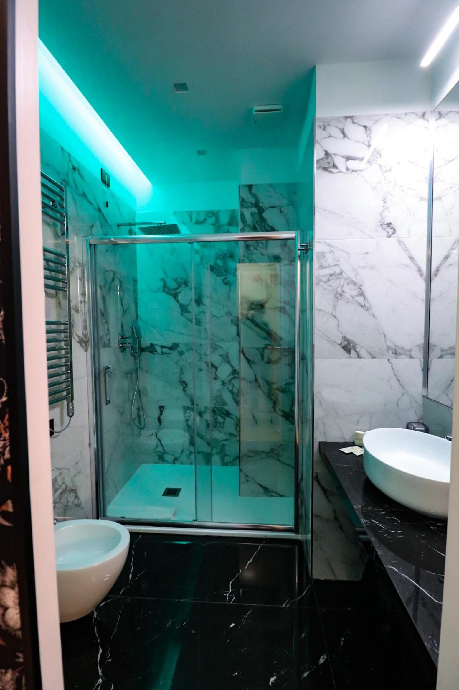 Double Room with Balcony - Photo 13