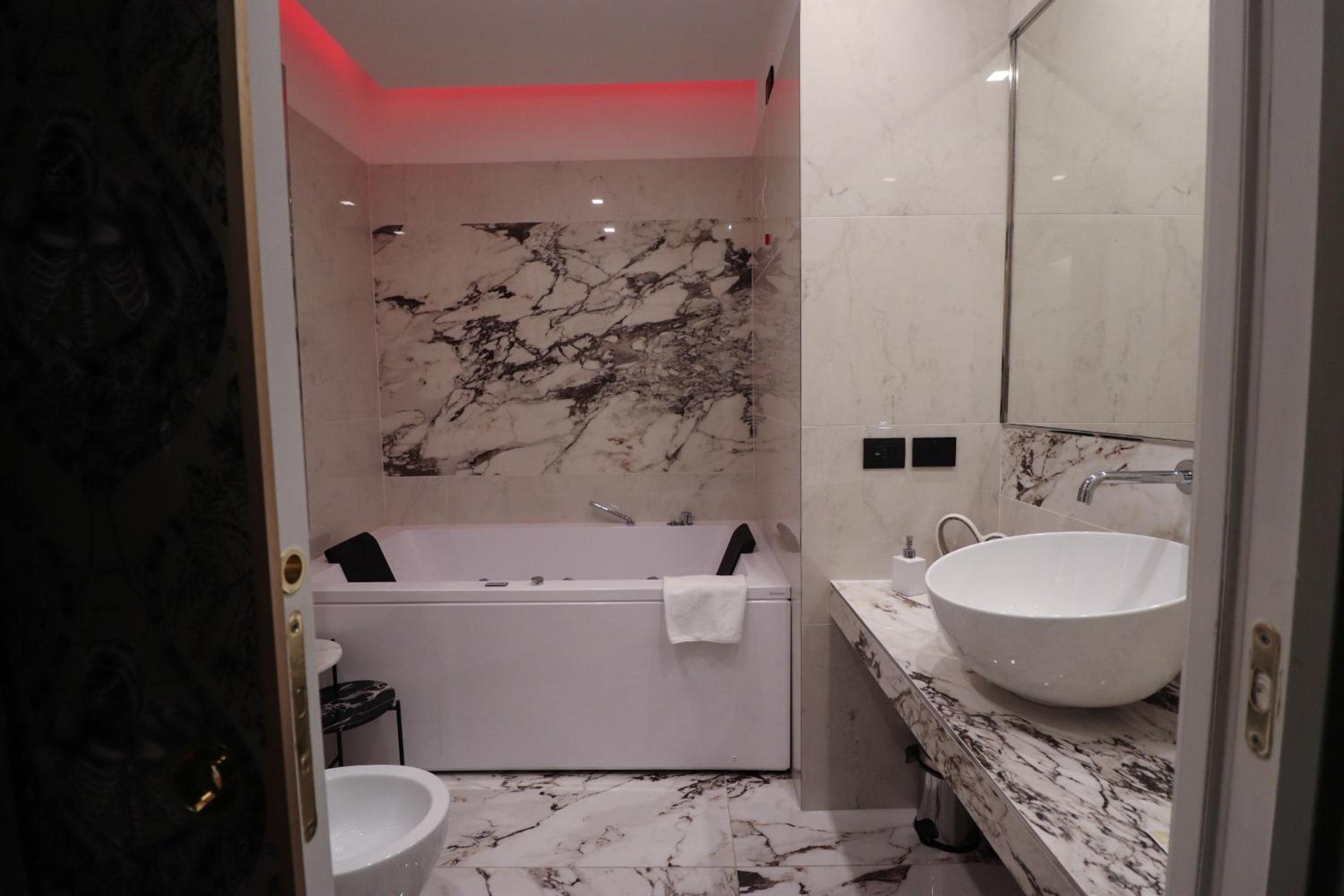 Deluxe Suite with Spa Bath - Photo 19