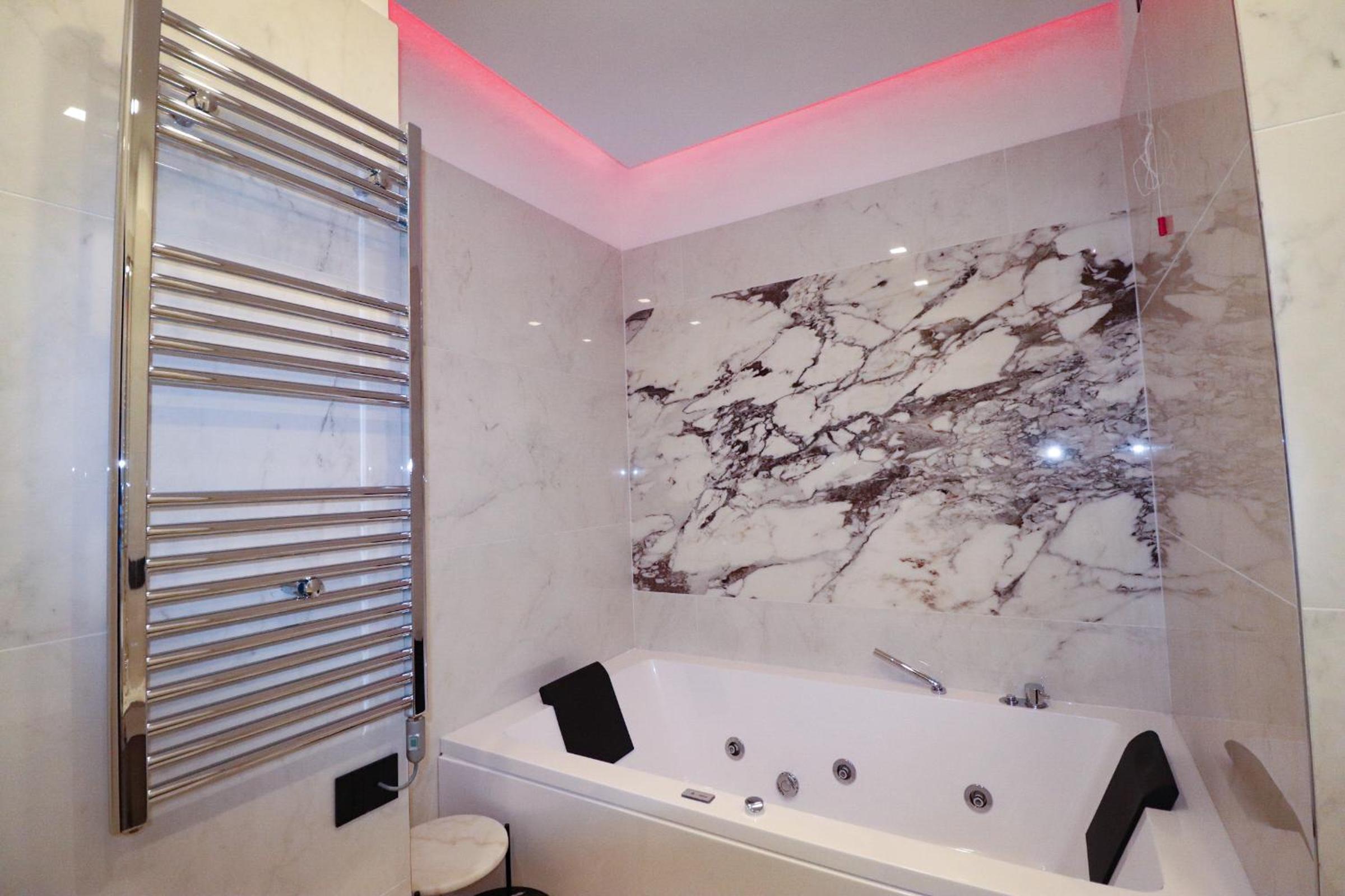 Deluxe Suite with Spa Bath - Photo 26