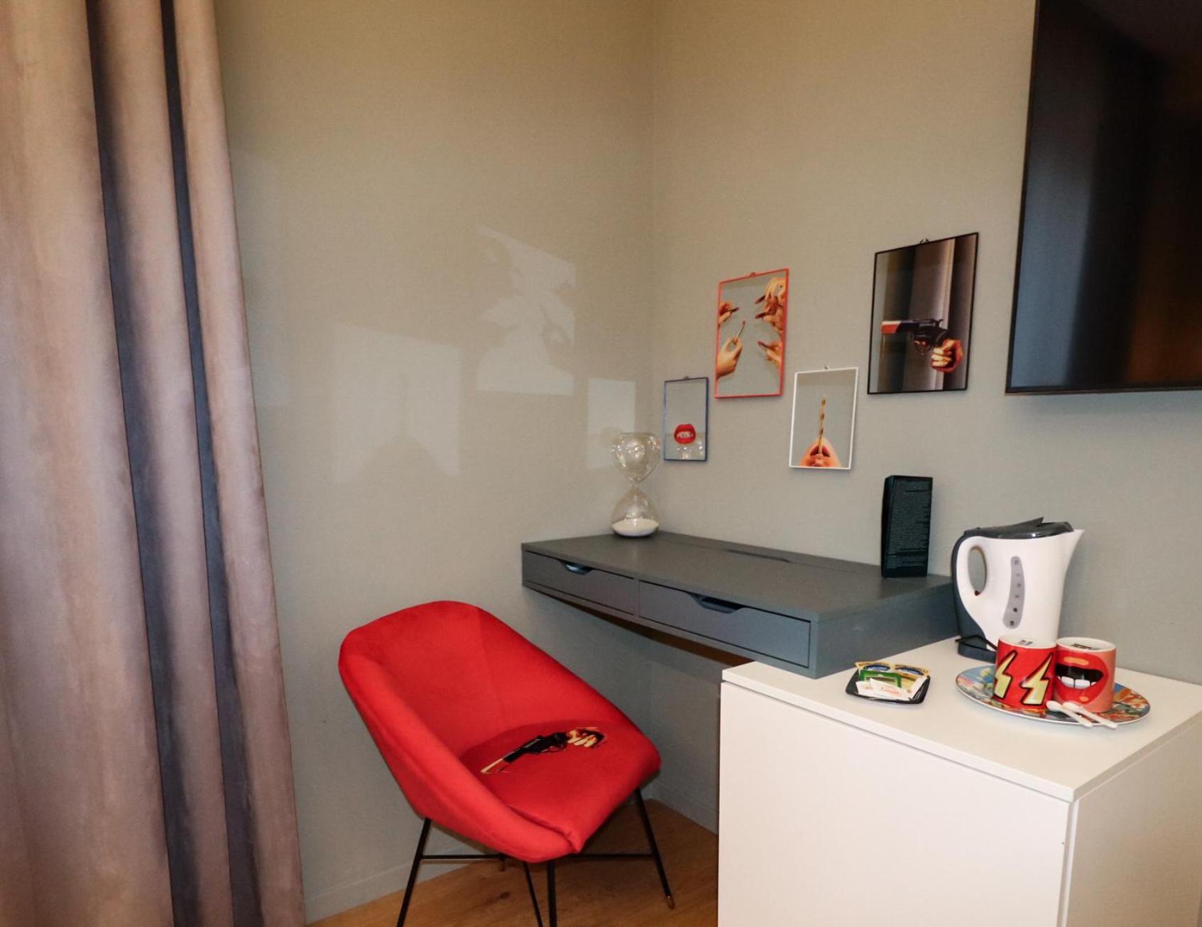 Deluxe Suite with Spa Bath - Photo 2