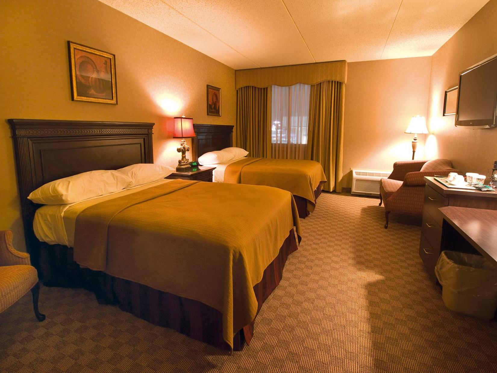 Queen Room with Two Queen Beds photo 2