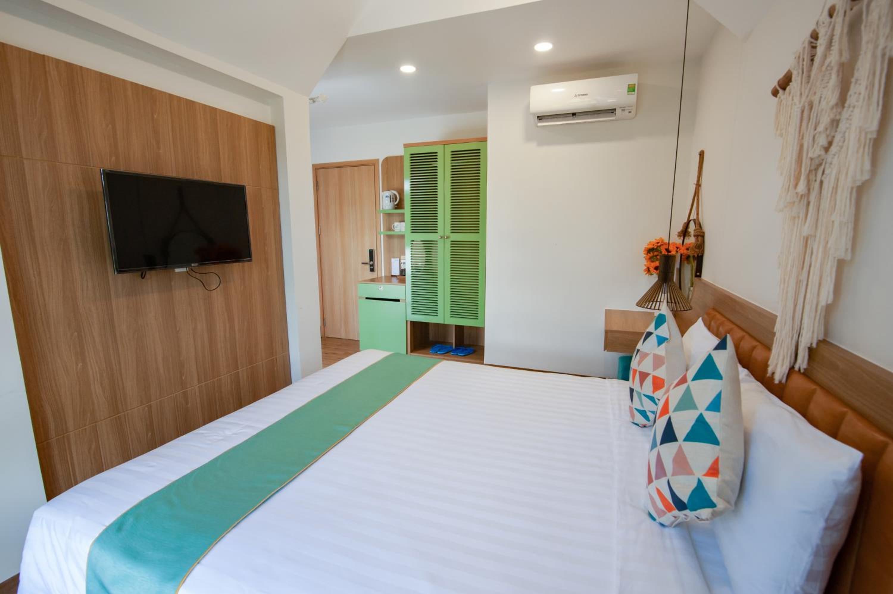 King Room with Balcony - Photo 21