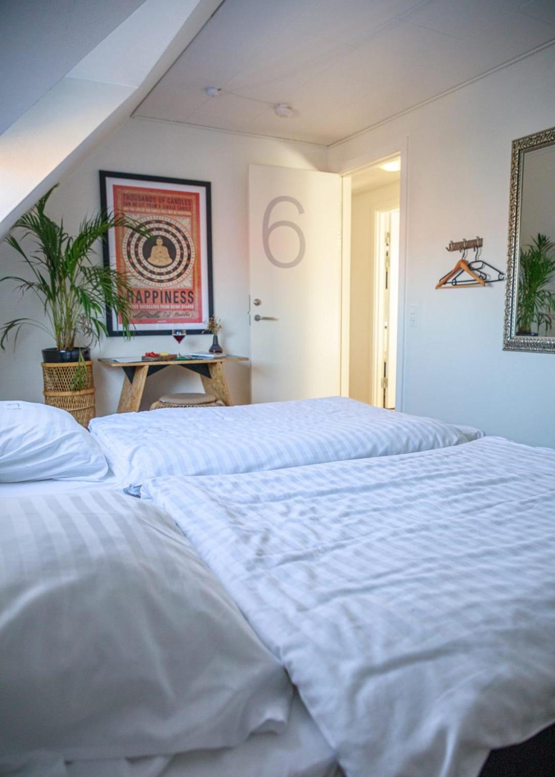Standard Twin Room with Shared Bathroom photo 2