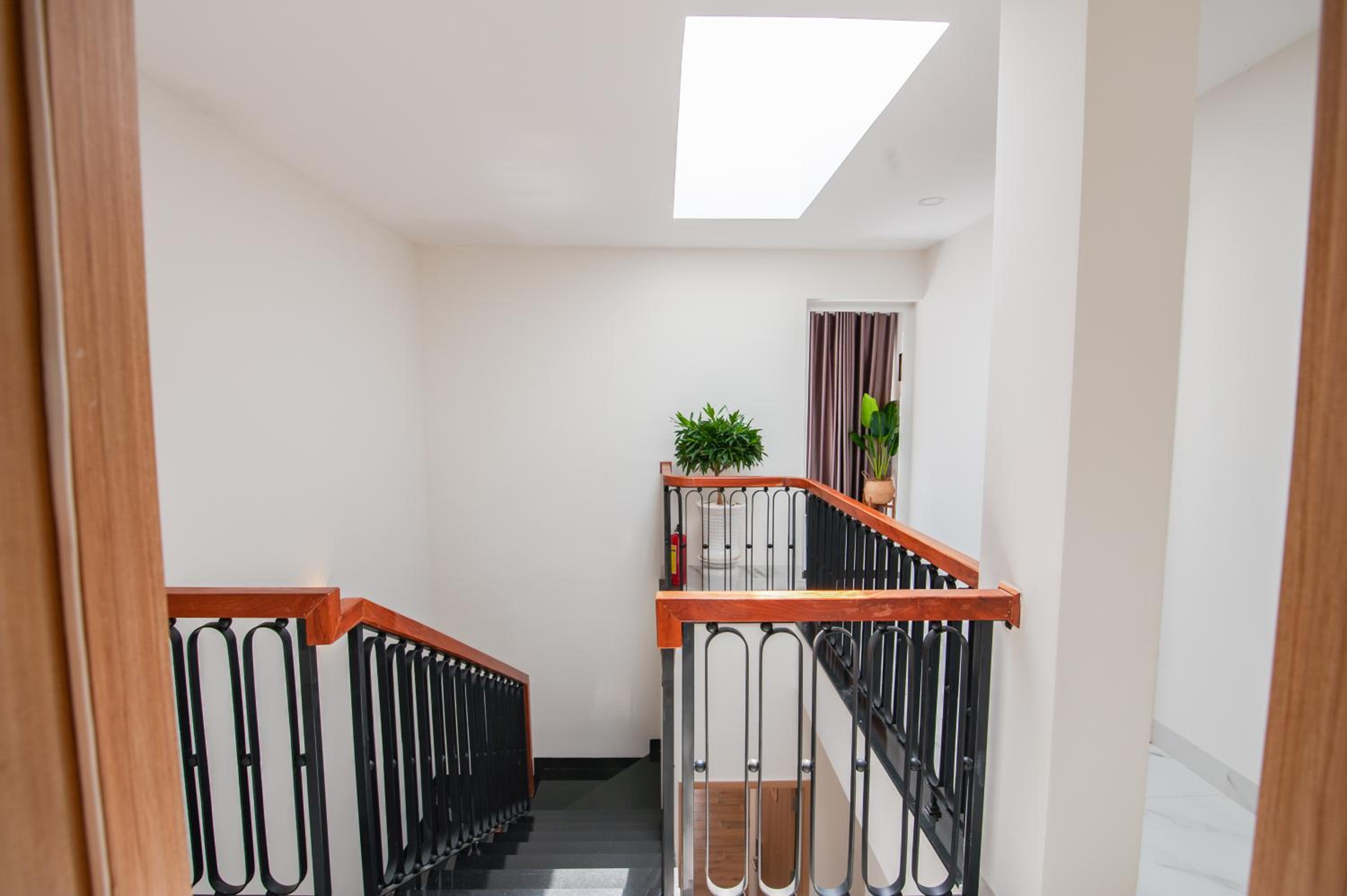 King Room with Balcony - Photo 15